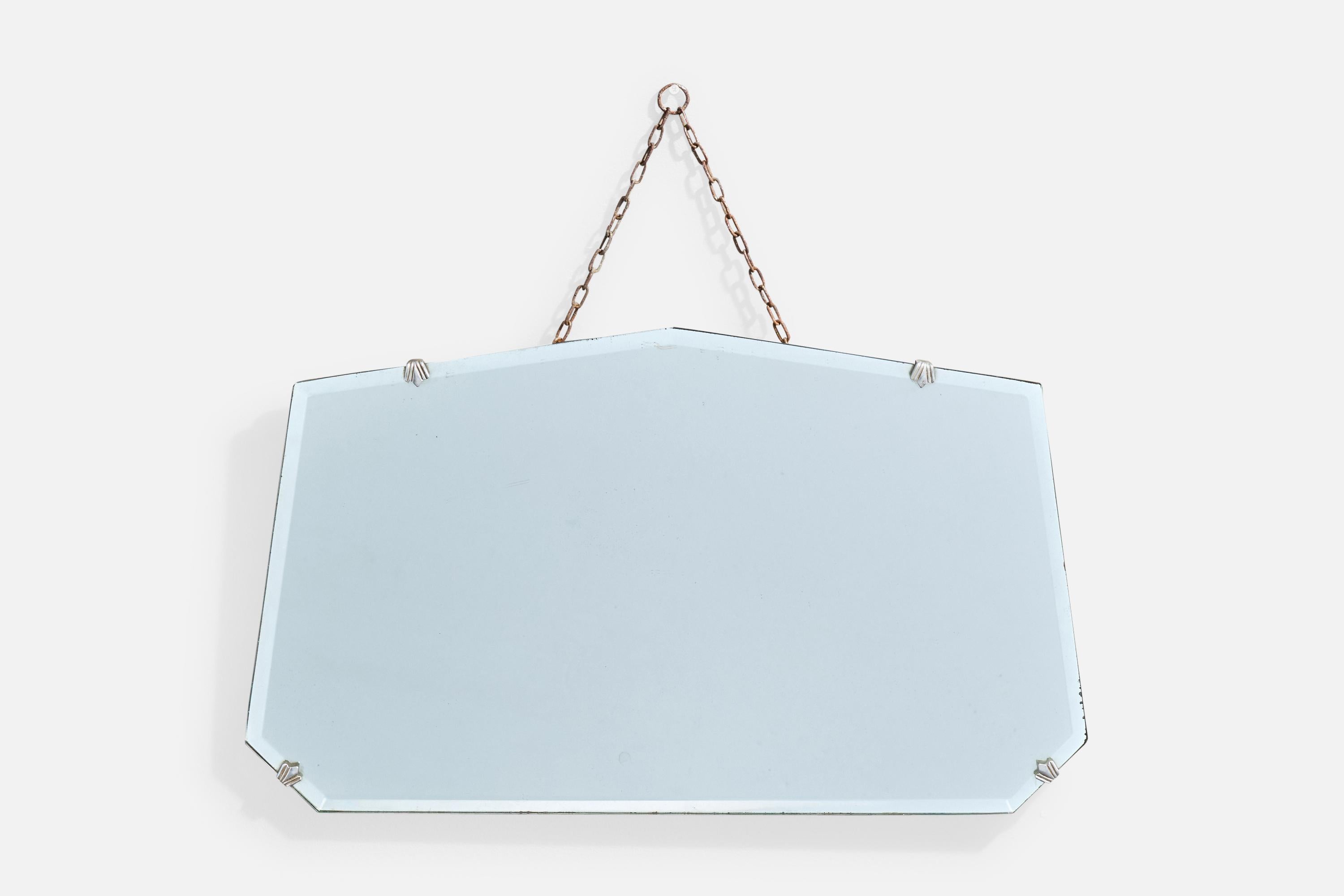 Specchio da parete in vetro smussato, metallo e ottone progettato e prodotto in Italia, anni '30 circa.

Dimensioni complessive (pollici): 12,875 