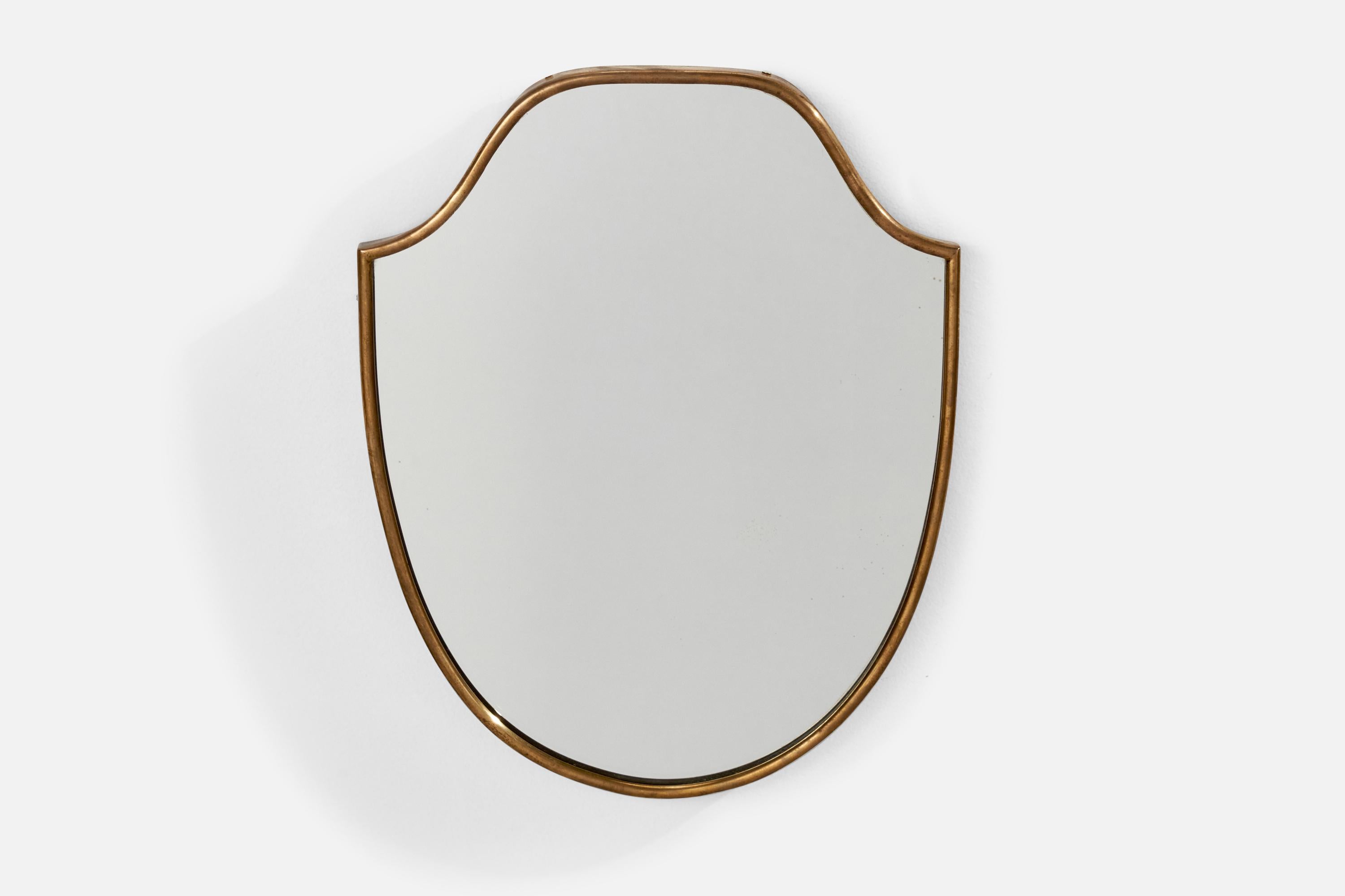 Miroir mural en laiton conçu et produit en Italie, c. 1950s.
   