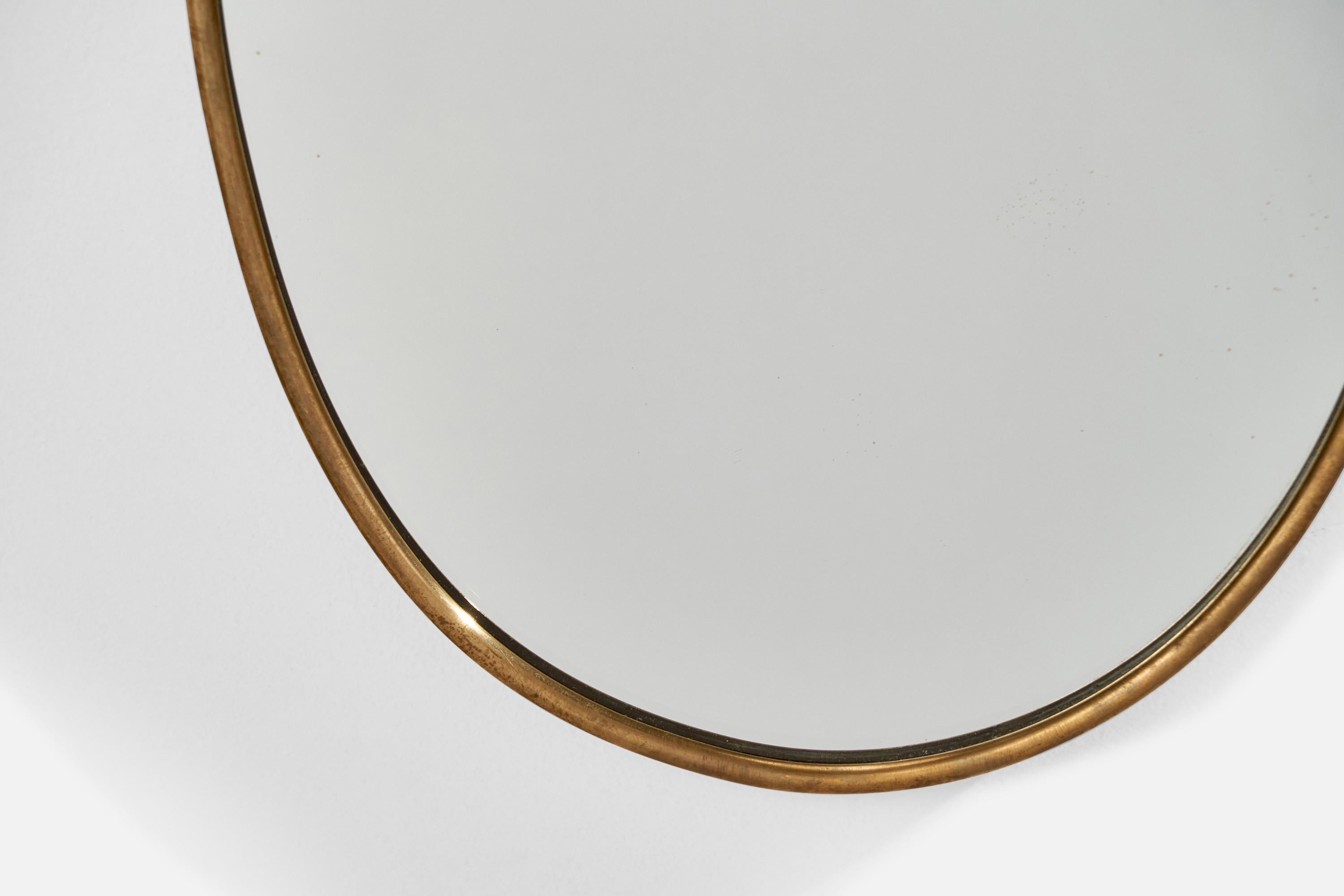Milieu du XXe siècle Designer italien, miroir mural, laiton, verre miroir, Italie, vers les années 1950 en vente