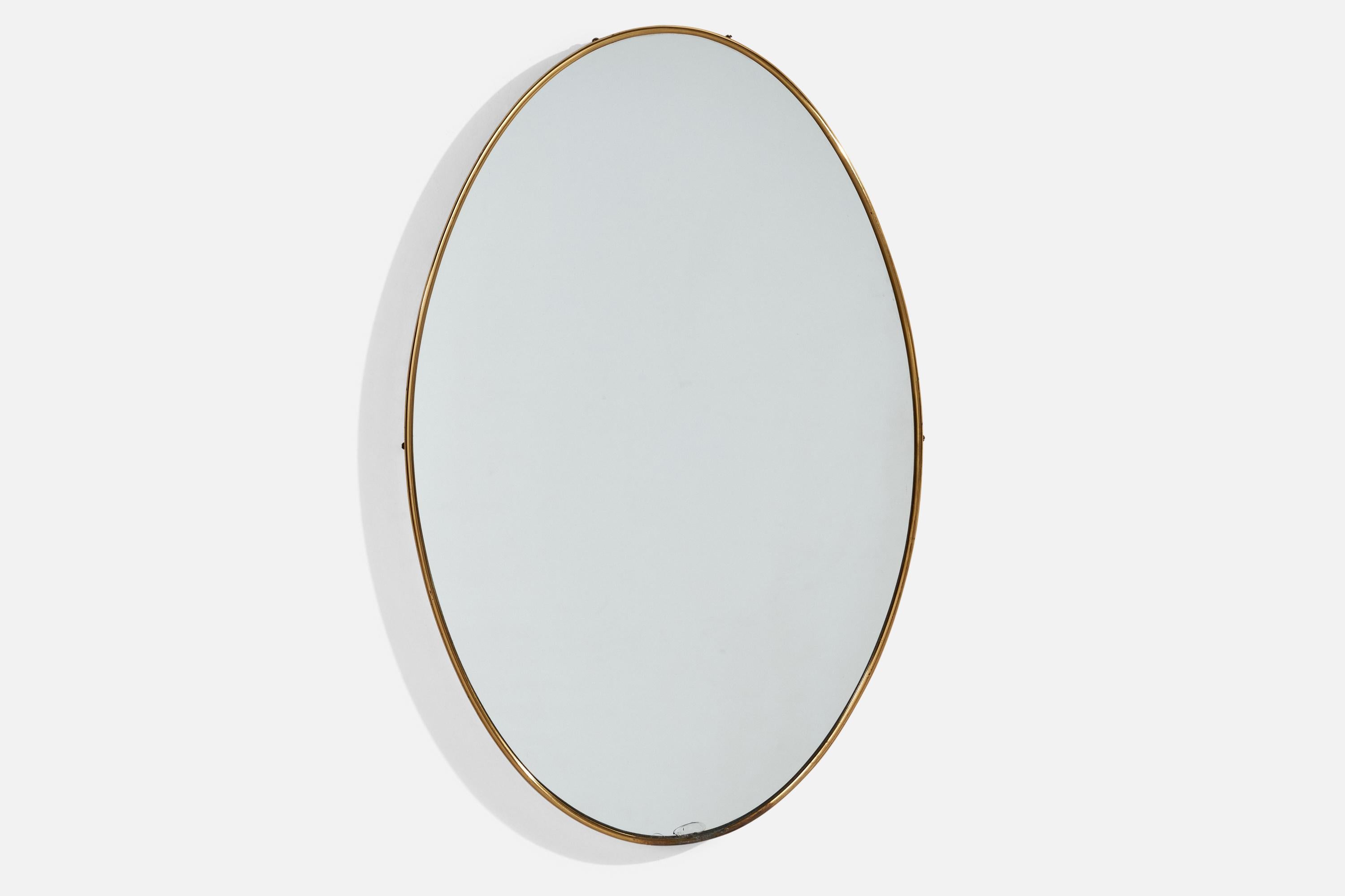 Miroir mural en laiton conçu et réalisé par un designer italien, Italie, années 1940.
 