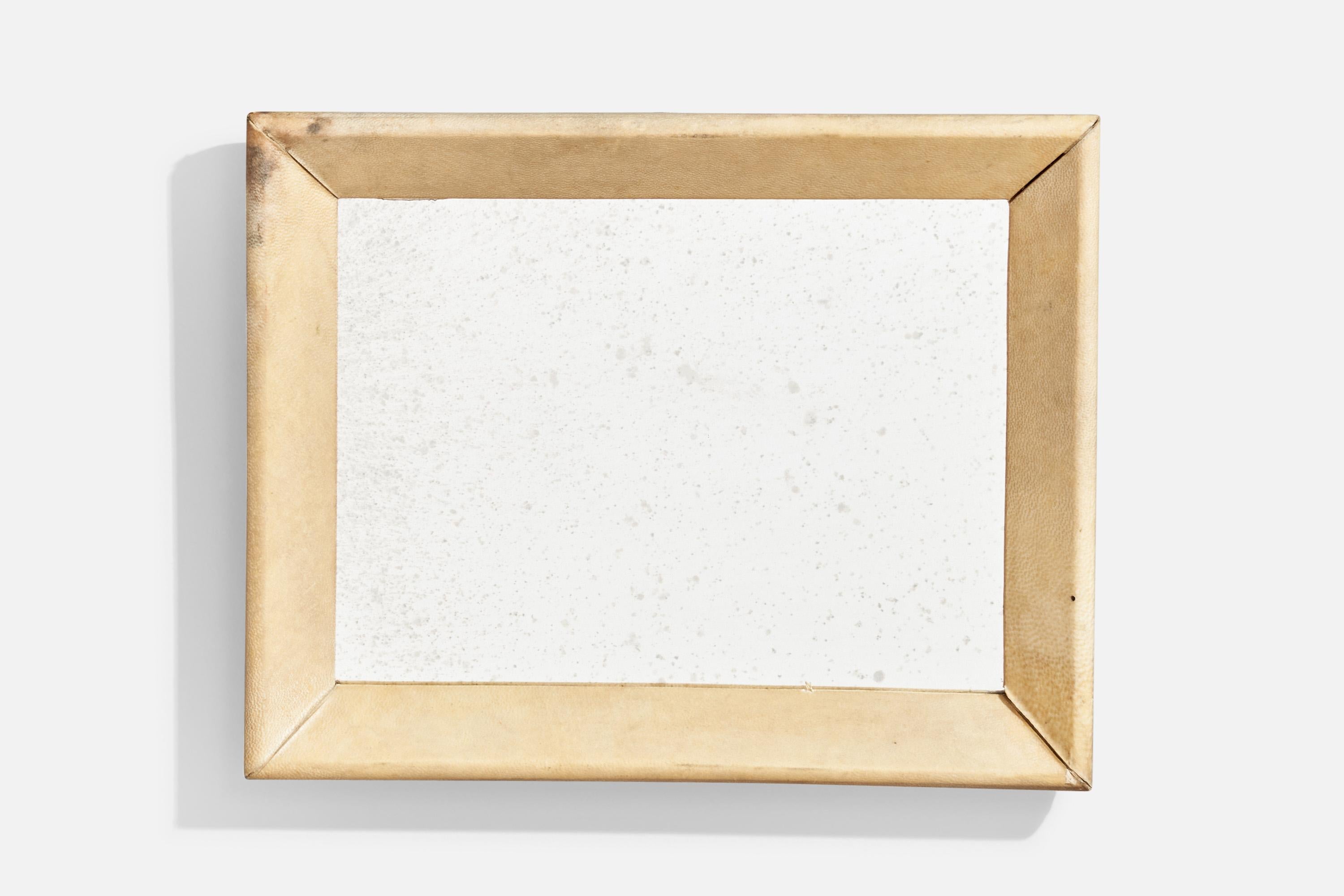 Espejo de pared de piel de pergamino beige, diseñado y fabricado en Italia, c. 1930.

