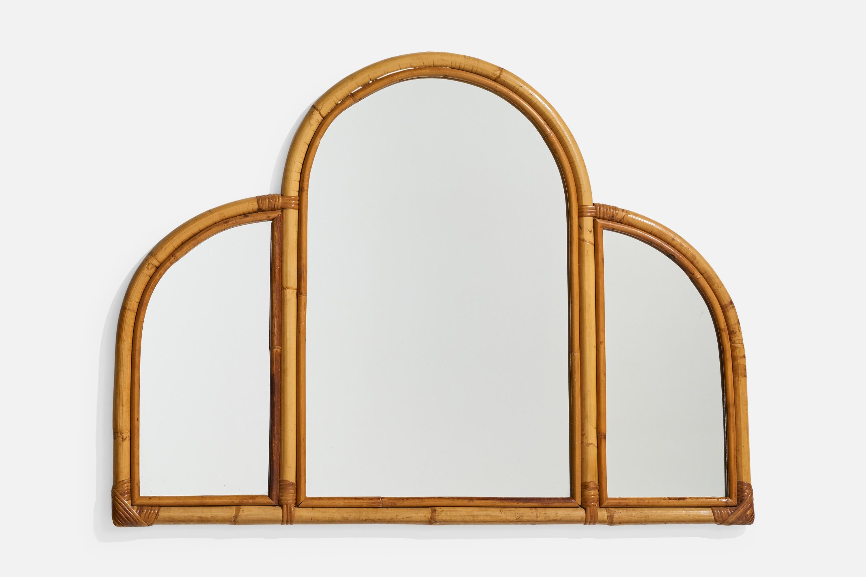 Miroir mural en bambou et rotin produit en Italie, vers les années 1950-1960.
 