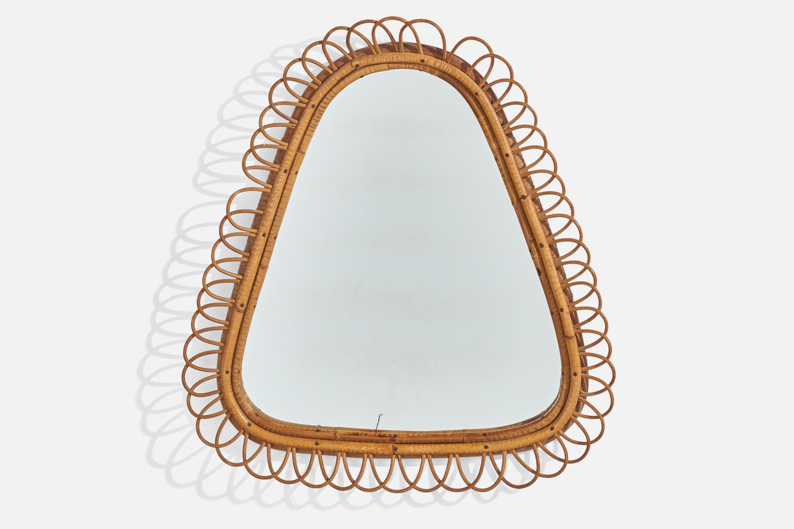 Ein Wandspiegel aus Rattan und Bambus, entworfen und hergestellt in Italien, 1960er Jahre. 