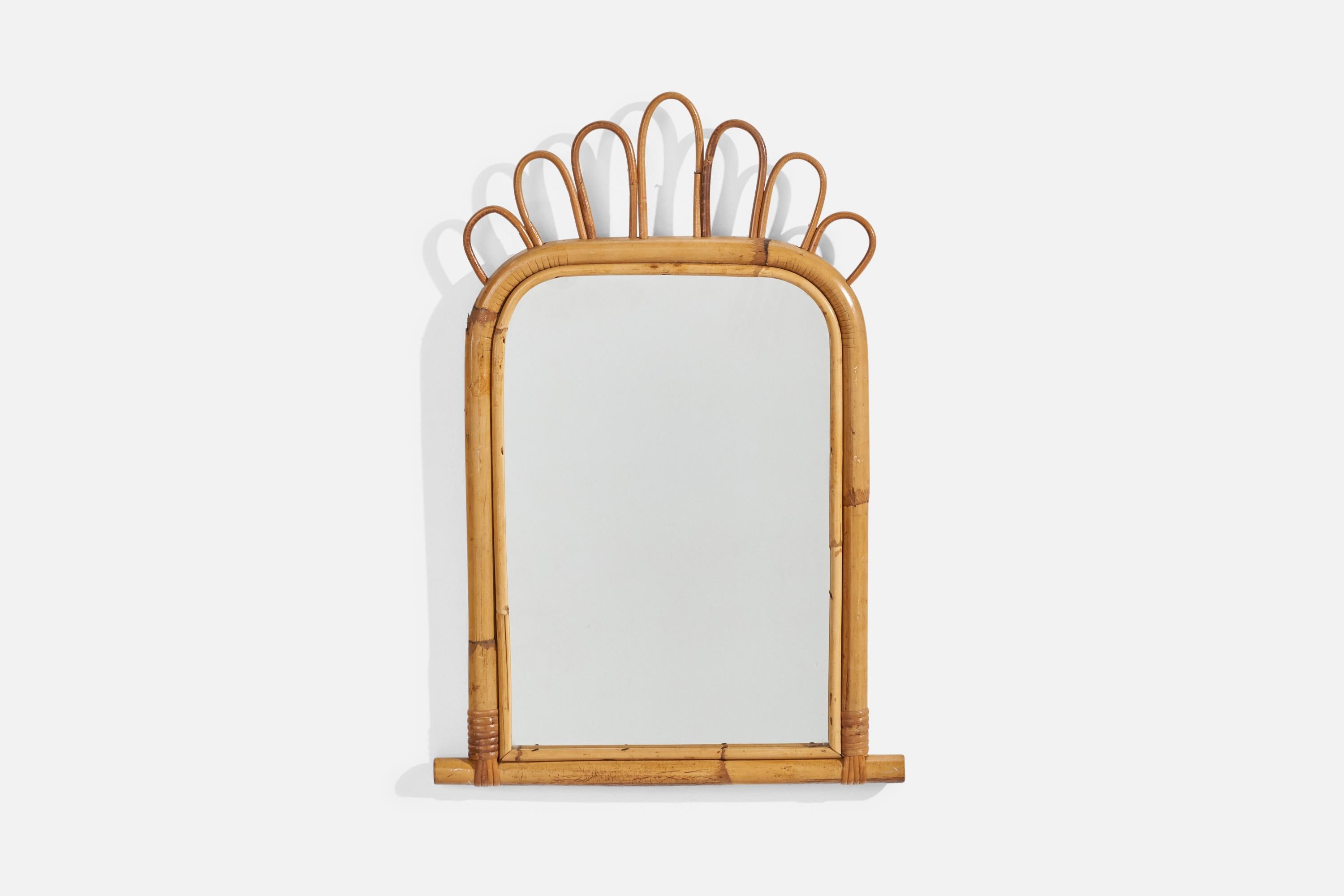 Miroir mural en rotin et bambou conçu et produit par un designer italien, Italie, vers les années 1960.
  