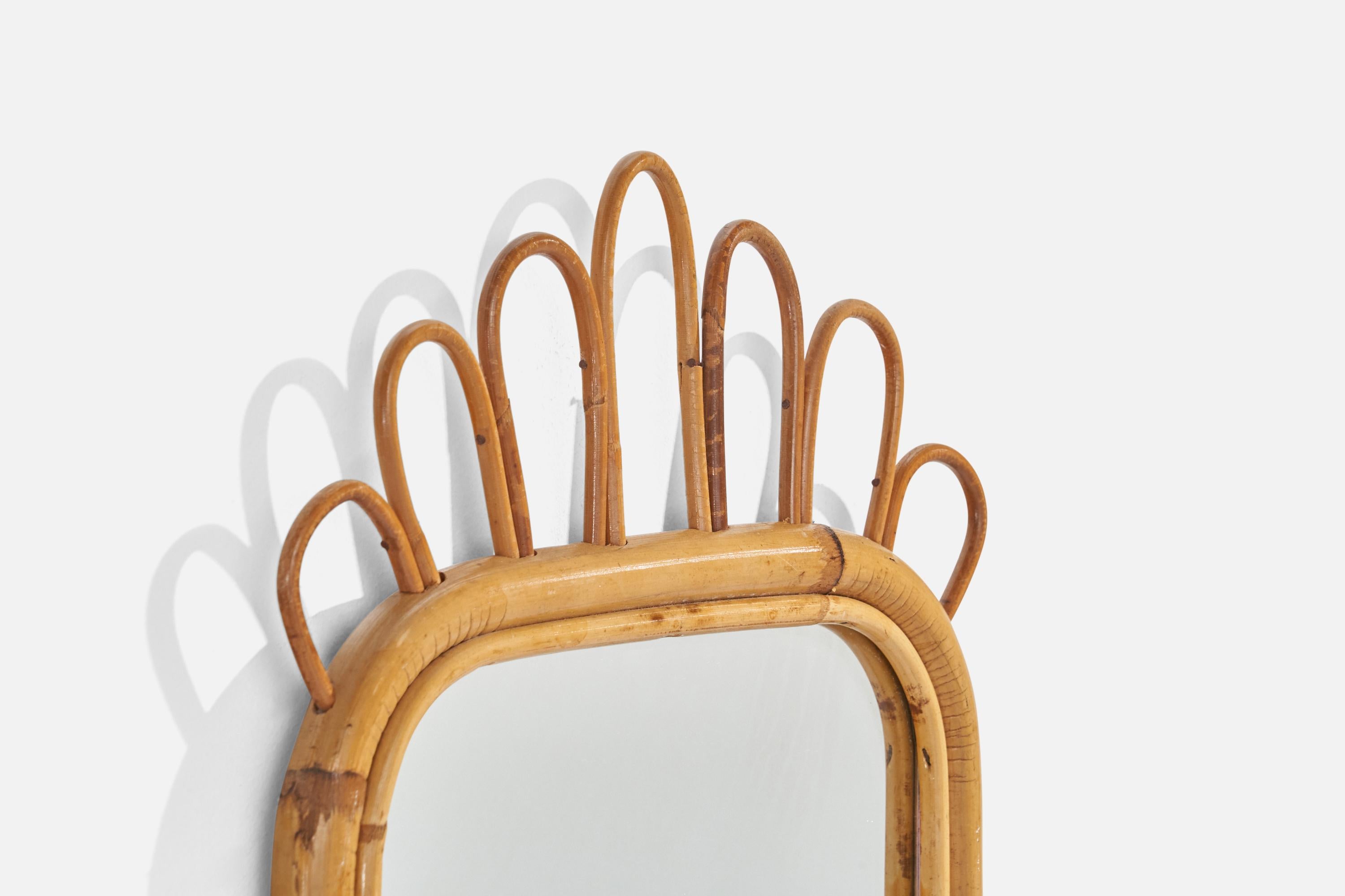 Designer italien, miroir mural, rotin, bambou, miroir en verre, Italie, vers les années 1960 Bon état - En vente à High Point, NC