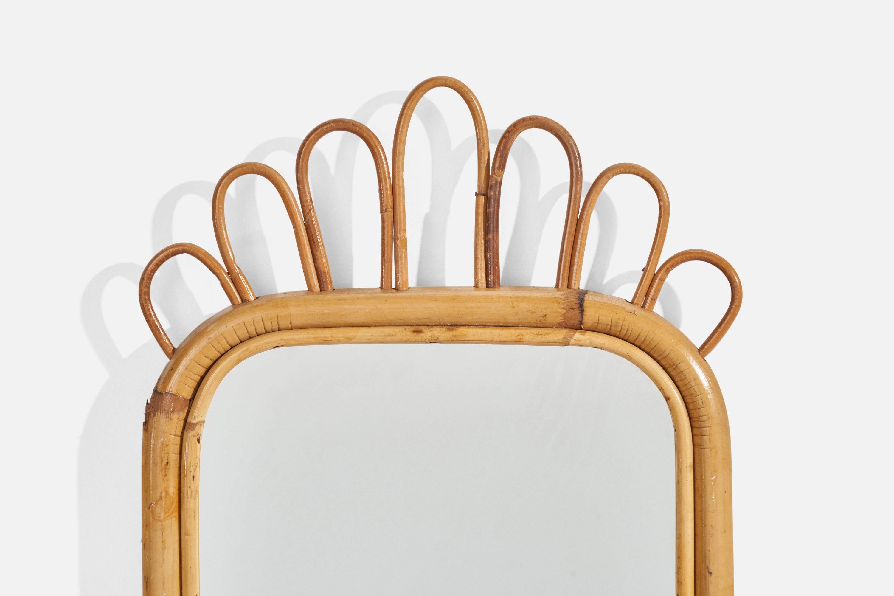 Milieu du XXe siècle Designer italien, miroir mural, rotin, bambou, miroir en verre, Italie, vers les années 1960 en vente