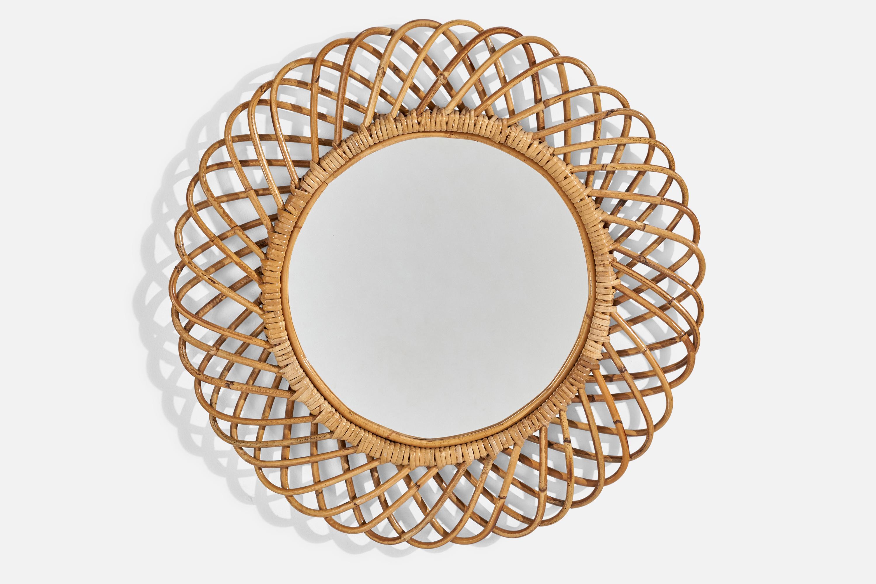Espejo de pared de ratán diseñado y fabricado en Italia, años 60.