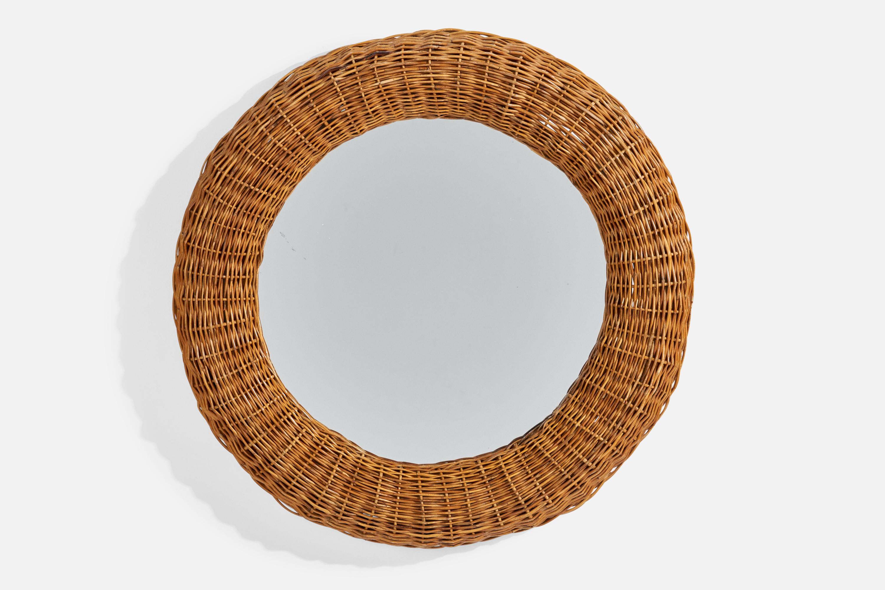 Espejo de pared de ratán diseñado y fabricado en Italia, c. 1960.

