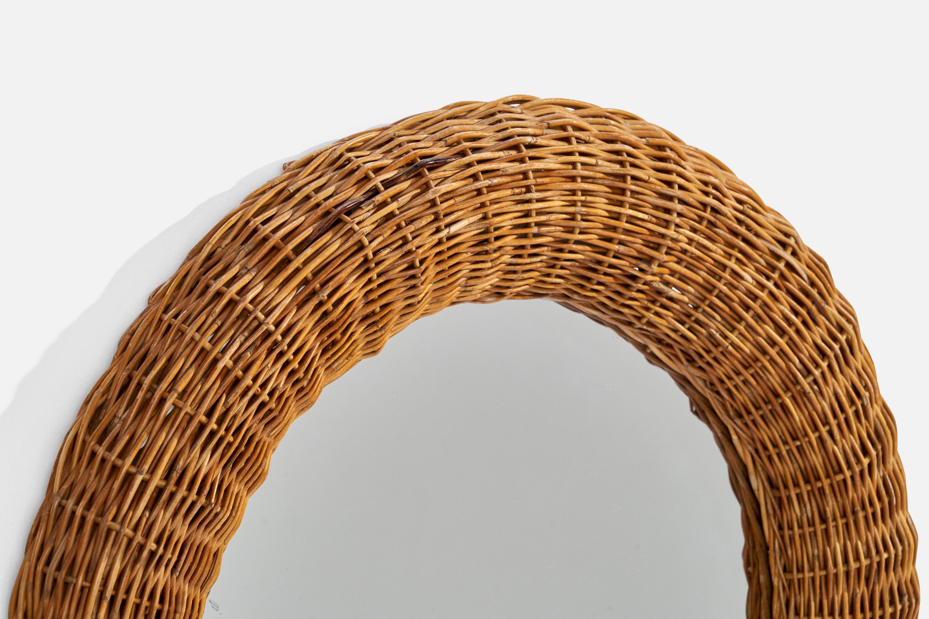 Diseñador italiano, Espejo de pared, ratán, Italia, años 60 en Bueno estado para la venta en High Point, NC
