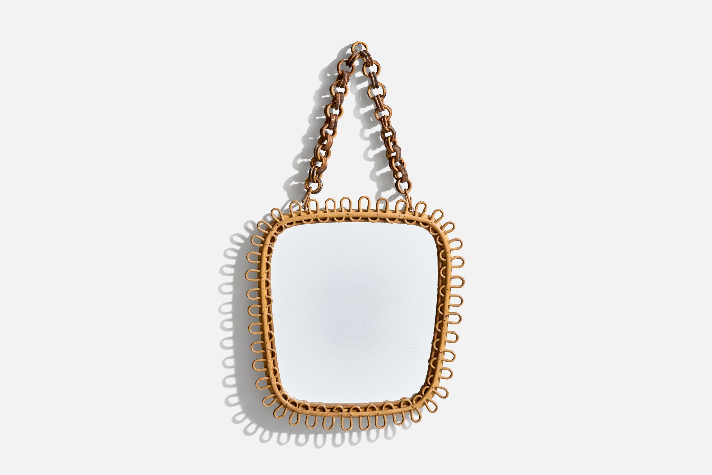 Un miroir mural en rotin conçu et produit par un designer italien, Italie, années 1950-1960.
 