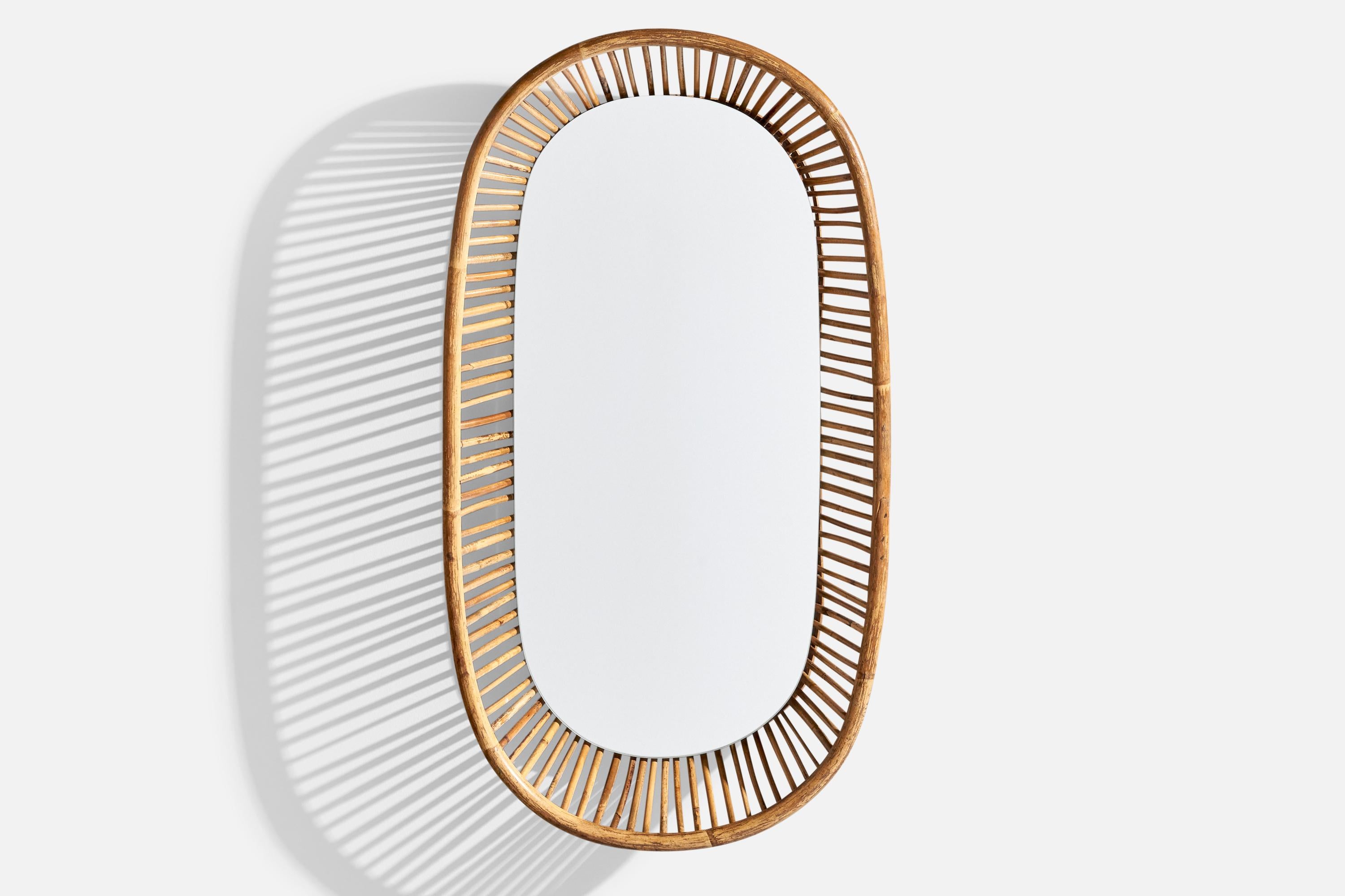 Specchio da parete in rattan disegnato e prodotto da un designer italiano, Italia, anni 1950-1960.
 