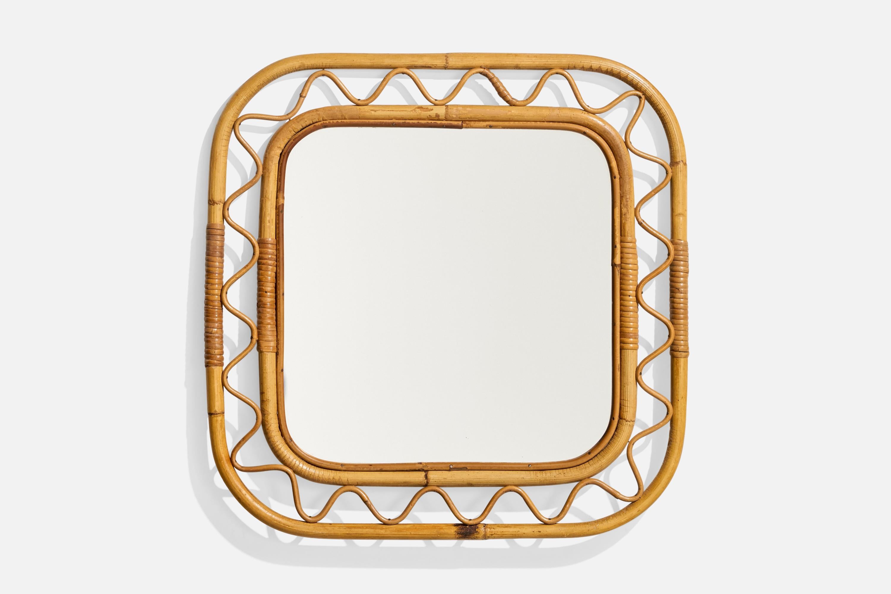 Espejo de pared de ratán diseñado y fabricado por un diseñador italiano, Italia, años 50-60.
 