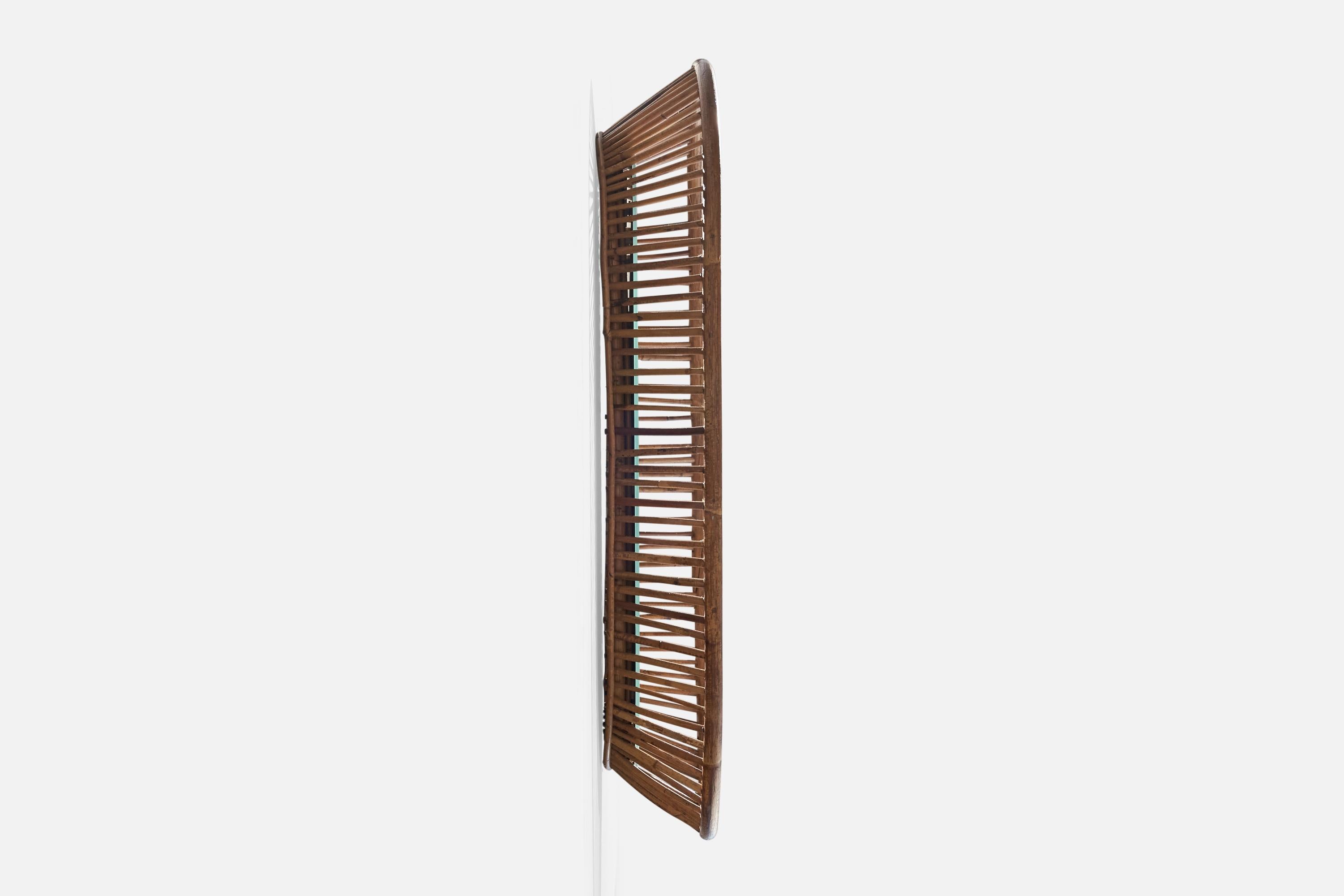 Italiano Specchio da parete di design italiano, rattan, vetro a specchio, Italia, 1950 ca. in vendita
