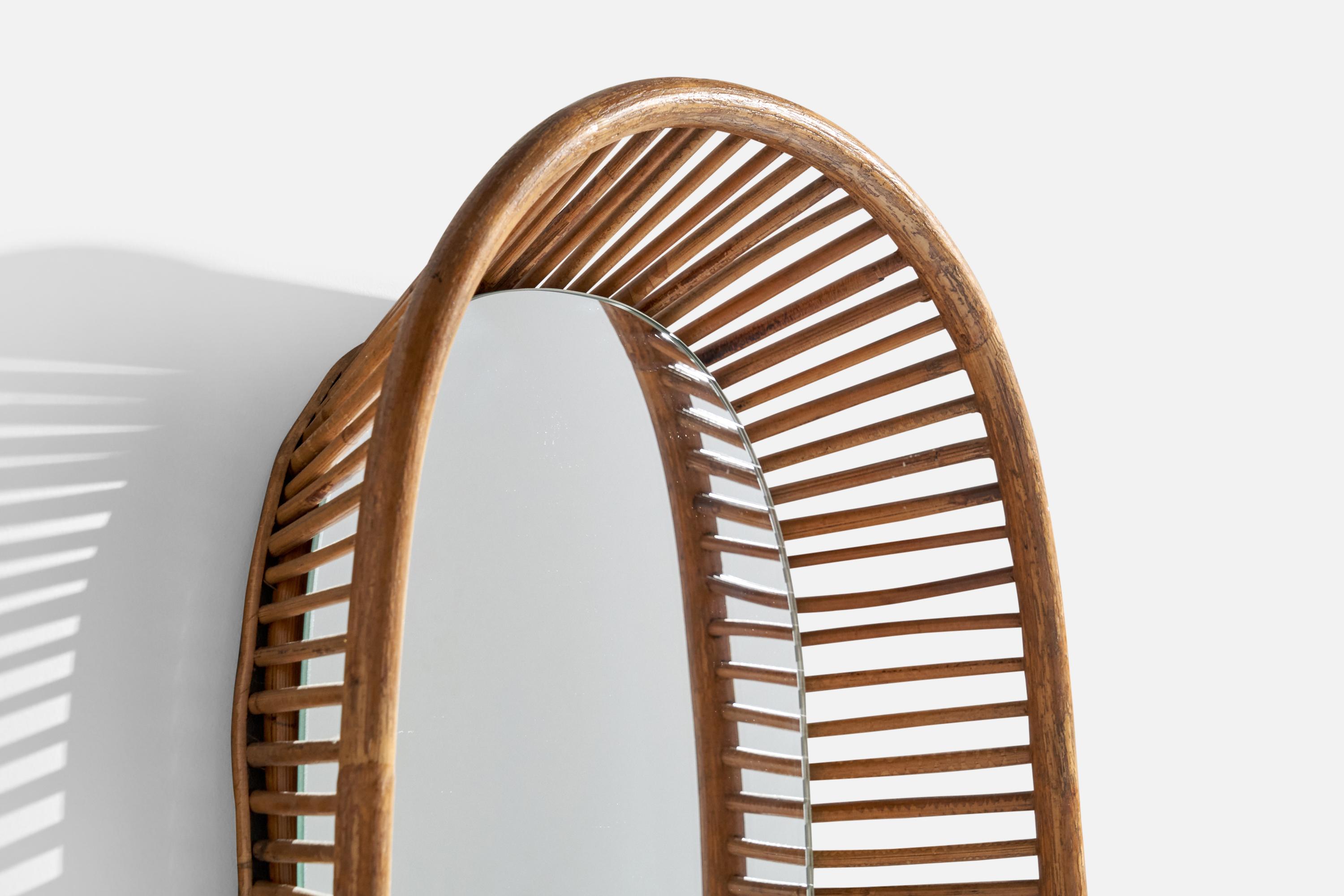 Specchio da parete di design italiano, rattan, vetro a specchio, Italia, 1950 ca. In condizioni buone in vendita a High Point, NC