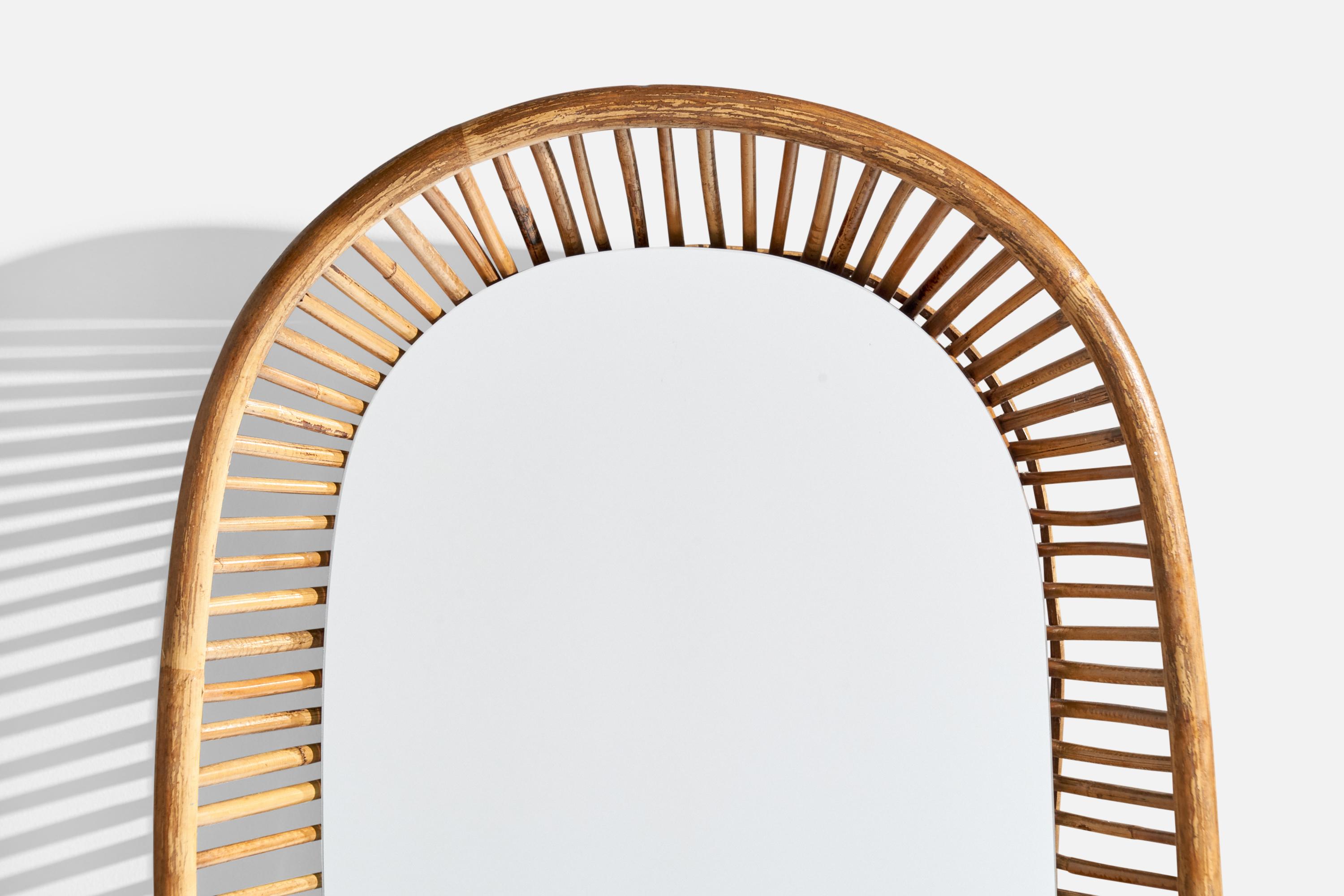 Metà XX secolo Specchio da parete di design italiano, rattan, vetro a specchio, Italia, 1950 ca. in vendita