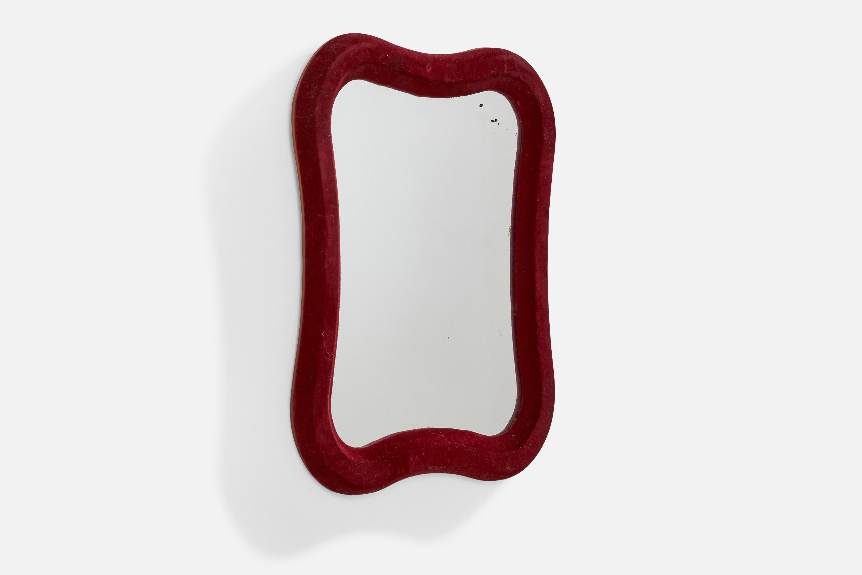 Diseñador italiano, espejo de pared, terciopelo rojo, espejo de cristal, Italia, años 70 Moderno de mediados de siglo