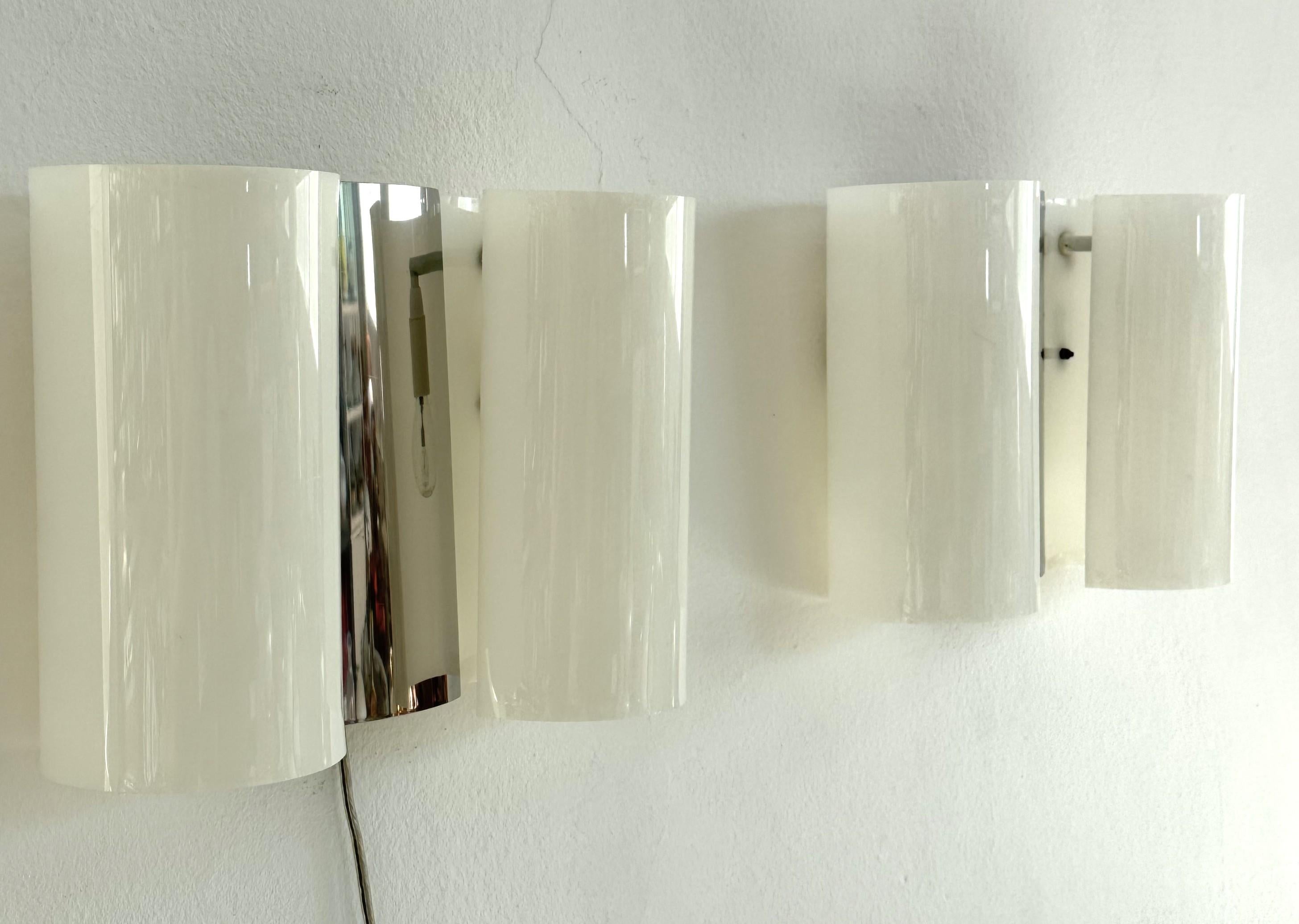 Apliques de diseño italiano en plástico curvado y cromo, años 70 en Bueno estado para la venta en Morazzone, Varese
