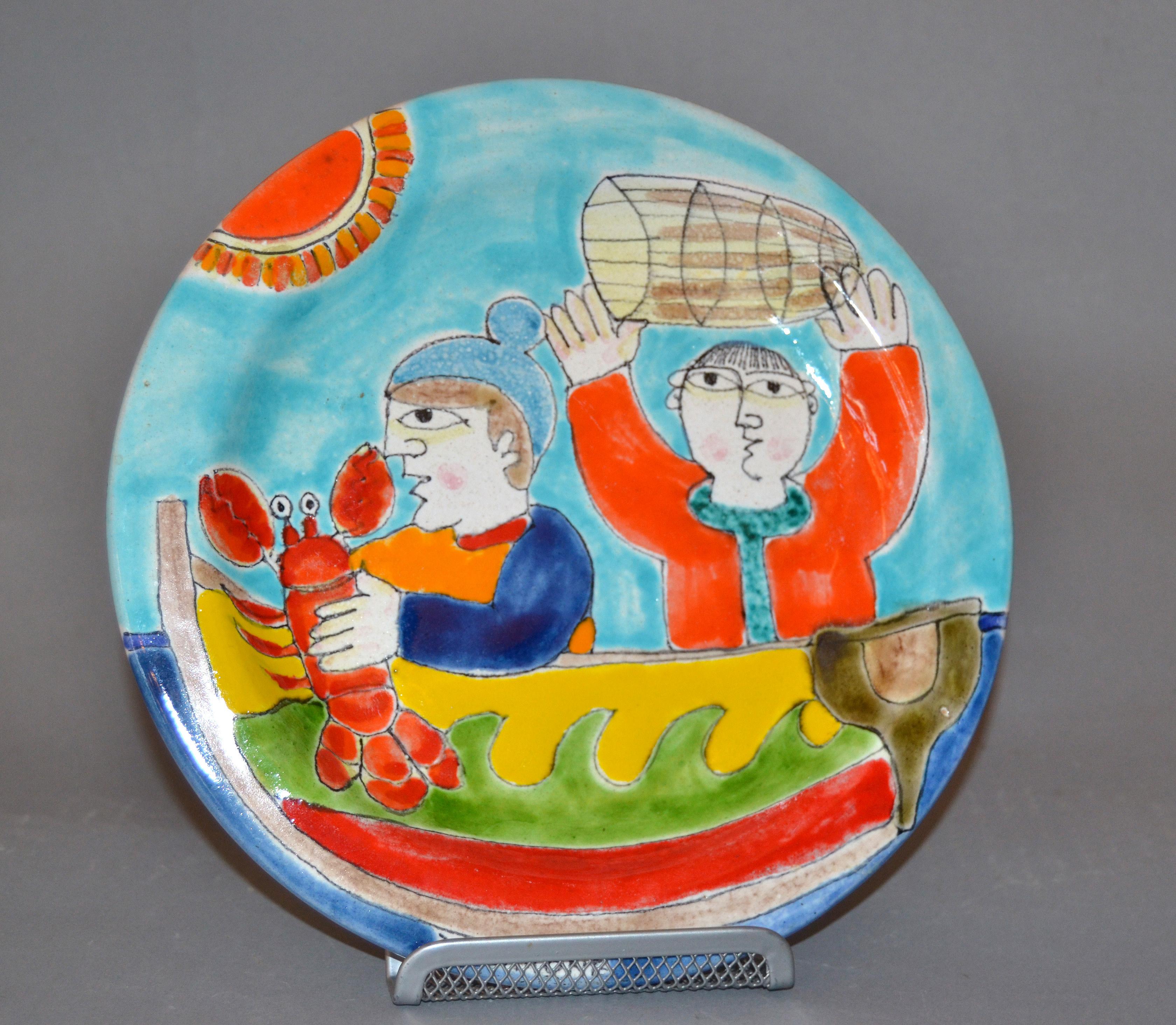 Original italienische Giovanni DeSimone handbemalte Keramik, runder Dekorteller mit einer Szene von Fischern, die einen Hummer mit einem Korb fangen.
Der Teller ist glasiert und sehr bunt.
Herstellermarke auf der Platte sowie Markierung und