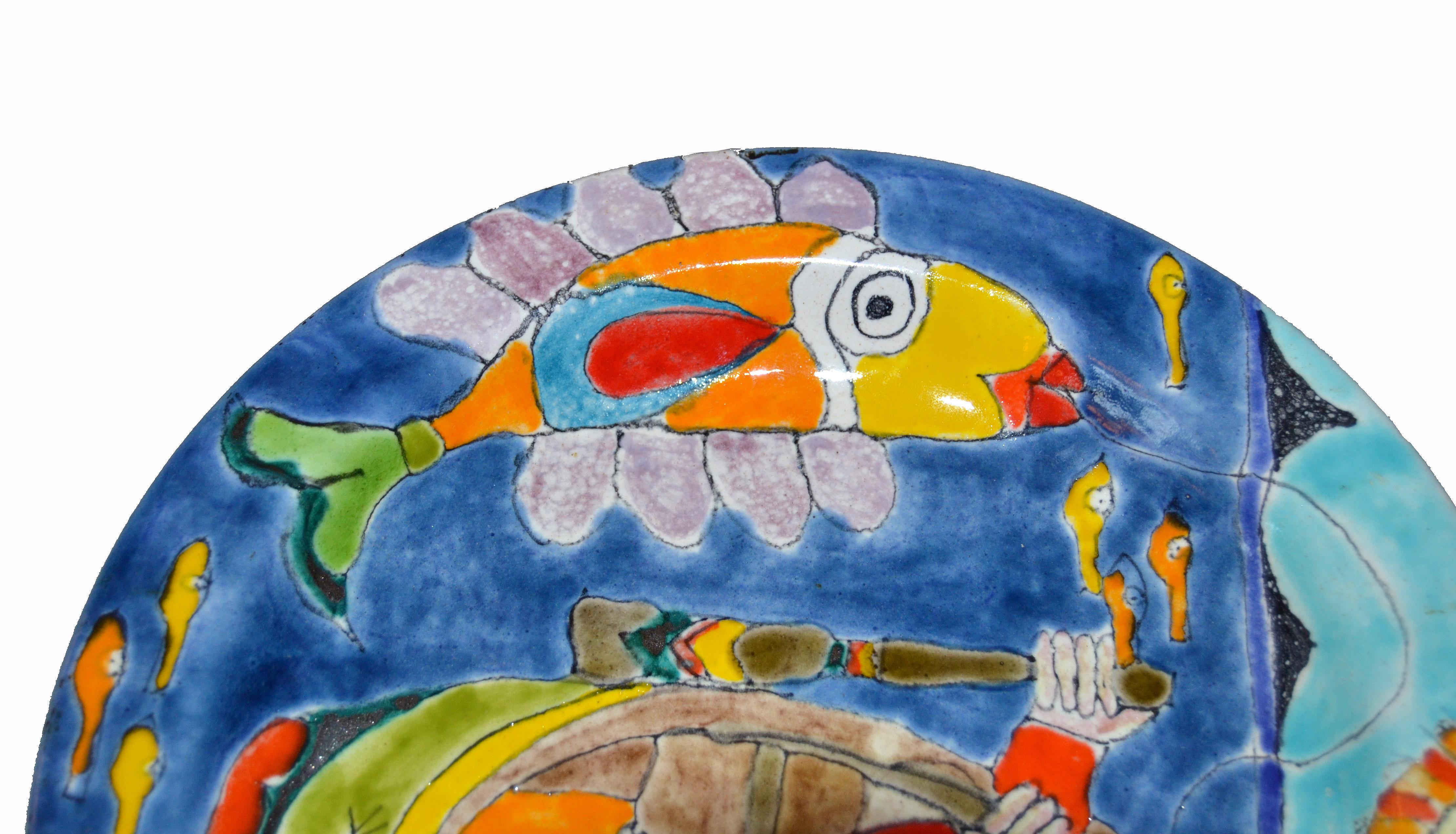 Original italienische Giovanni DeSimone Hand bemalt Kunst Keramik:: rundes Dekor Platte zeigt eine Szene von Fischern in einem Boot fangen einen großen Fisch an einem sonnigen Tag. 
Der Teller ist glasiert und sehr bunt. 
DeSimone-Marke auf der