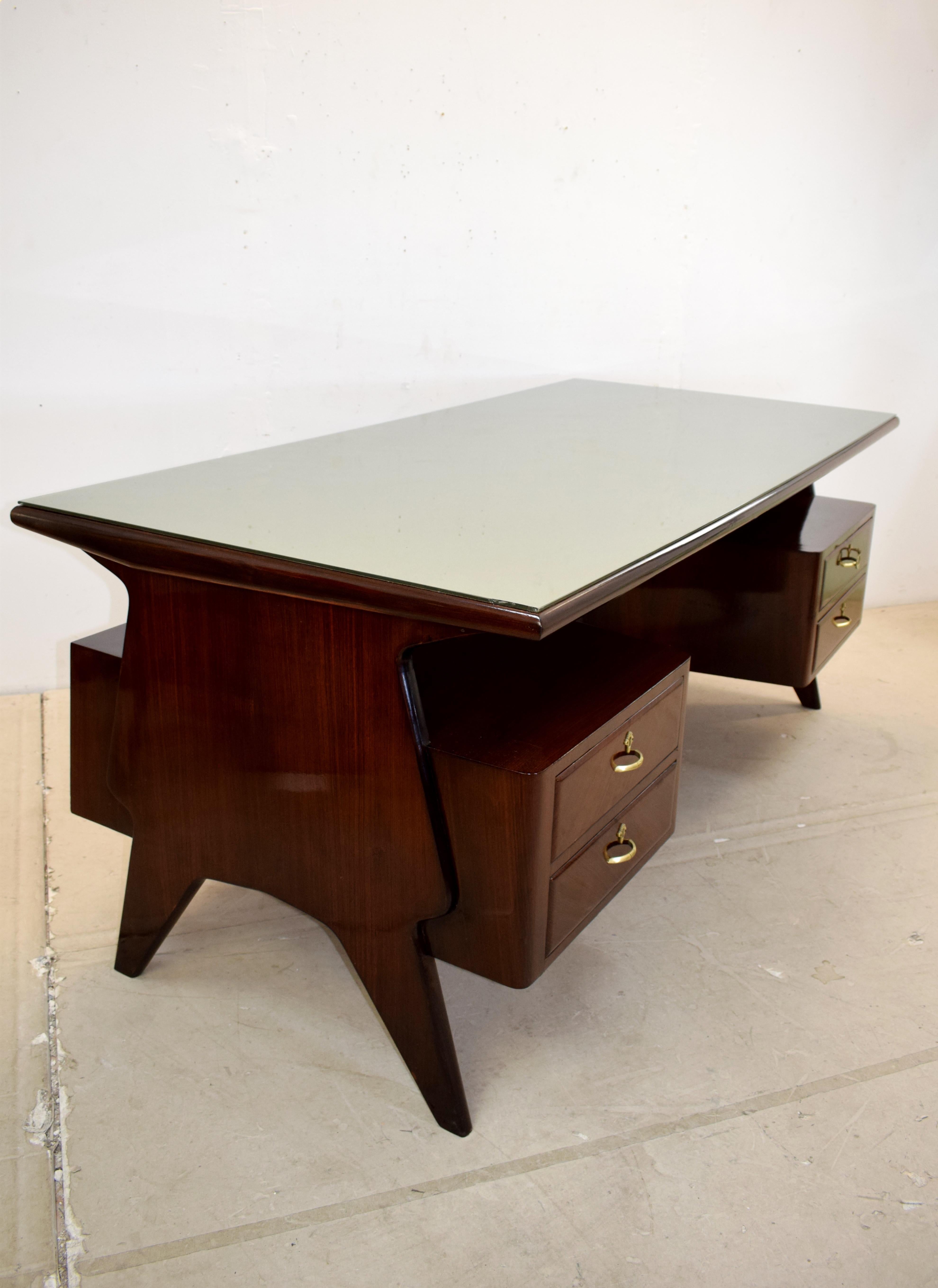 Italian desk, 1950s.
Dimensions: H=80 cm; W=185 cm; D= 90 cm.