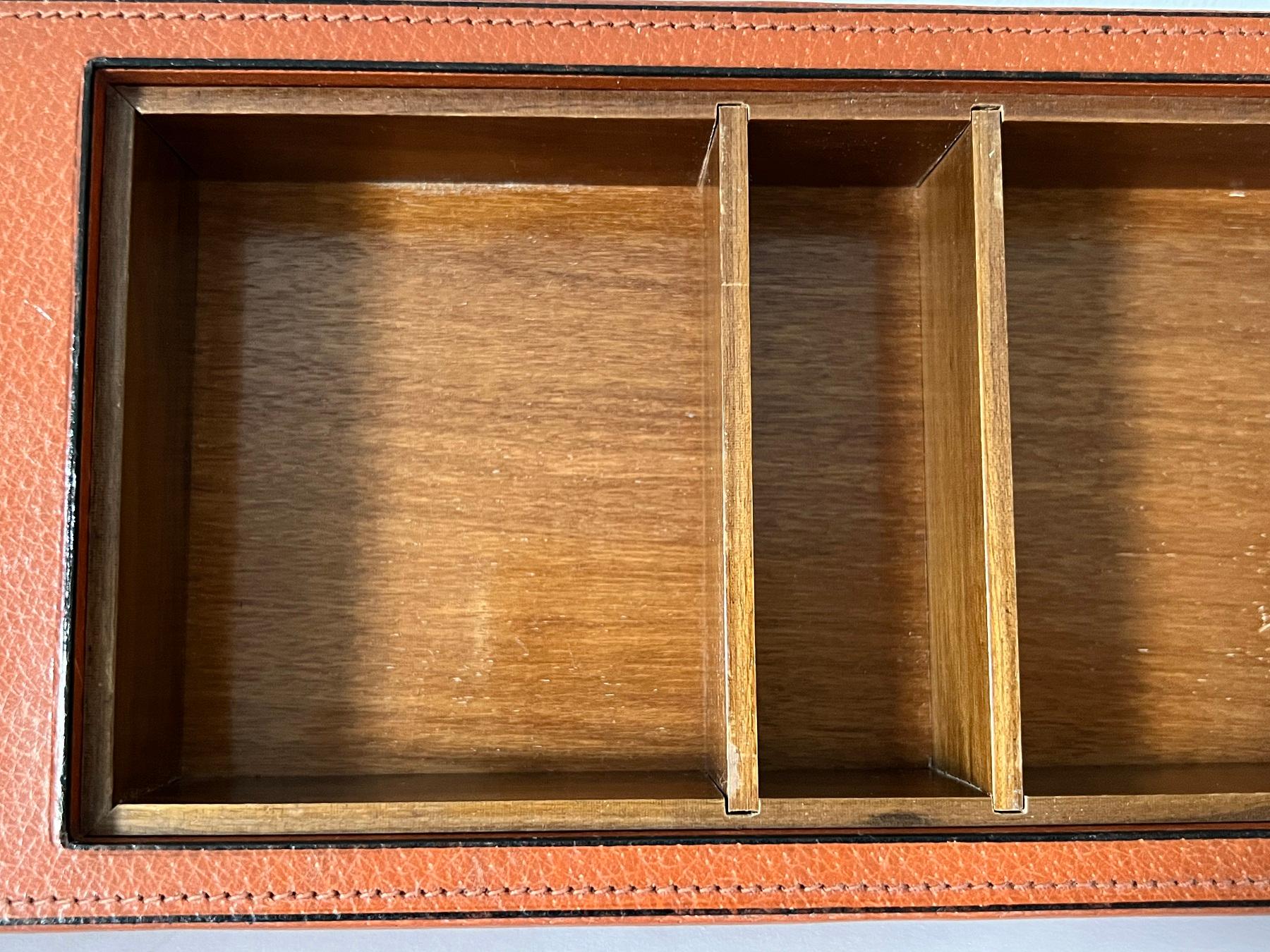 Schöne Schreibtischbox oder Schatulle aus Leder und geschliffenem Glas. 
Made in Italy in den 1970er Jahren.
Die Schachtel ist mit Glattleder, einer feinen schwarzen Lederkante und fein gearbeiteten Nähten ausgestattet. 
Die Schatulle hat ein mit