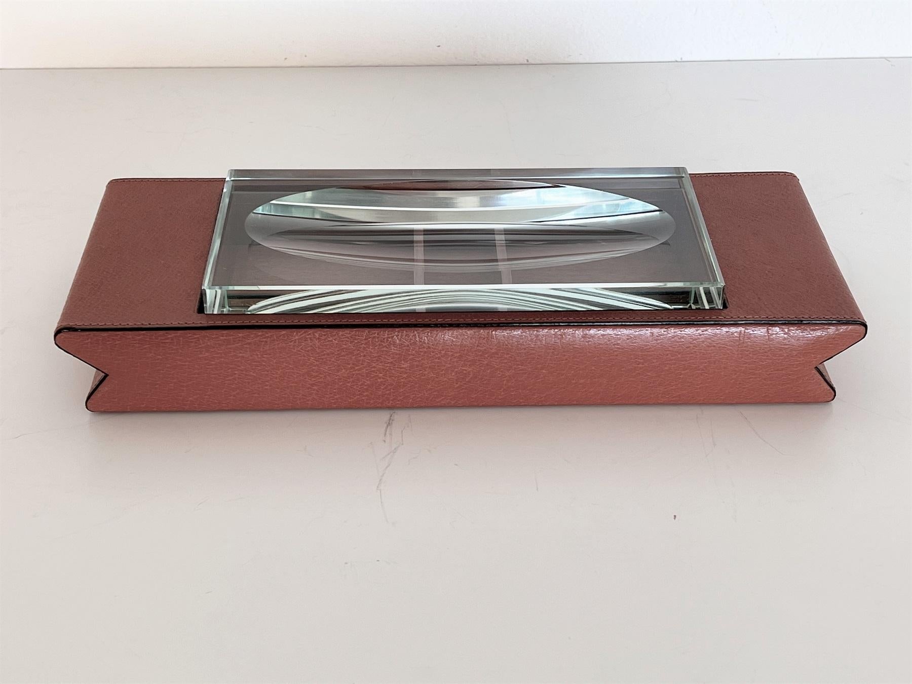 Italienische Schreibtischbox aus Leder und geschliffenem Glas, 1970er Jahre (Ende des 20. Jahrhunderts) im Angebot
