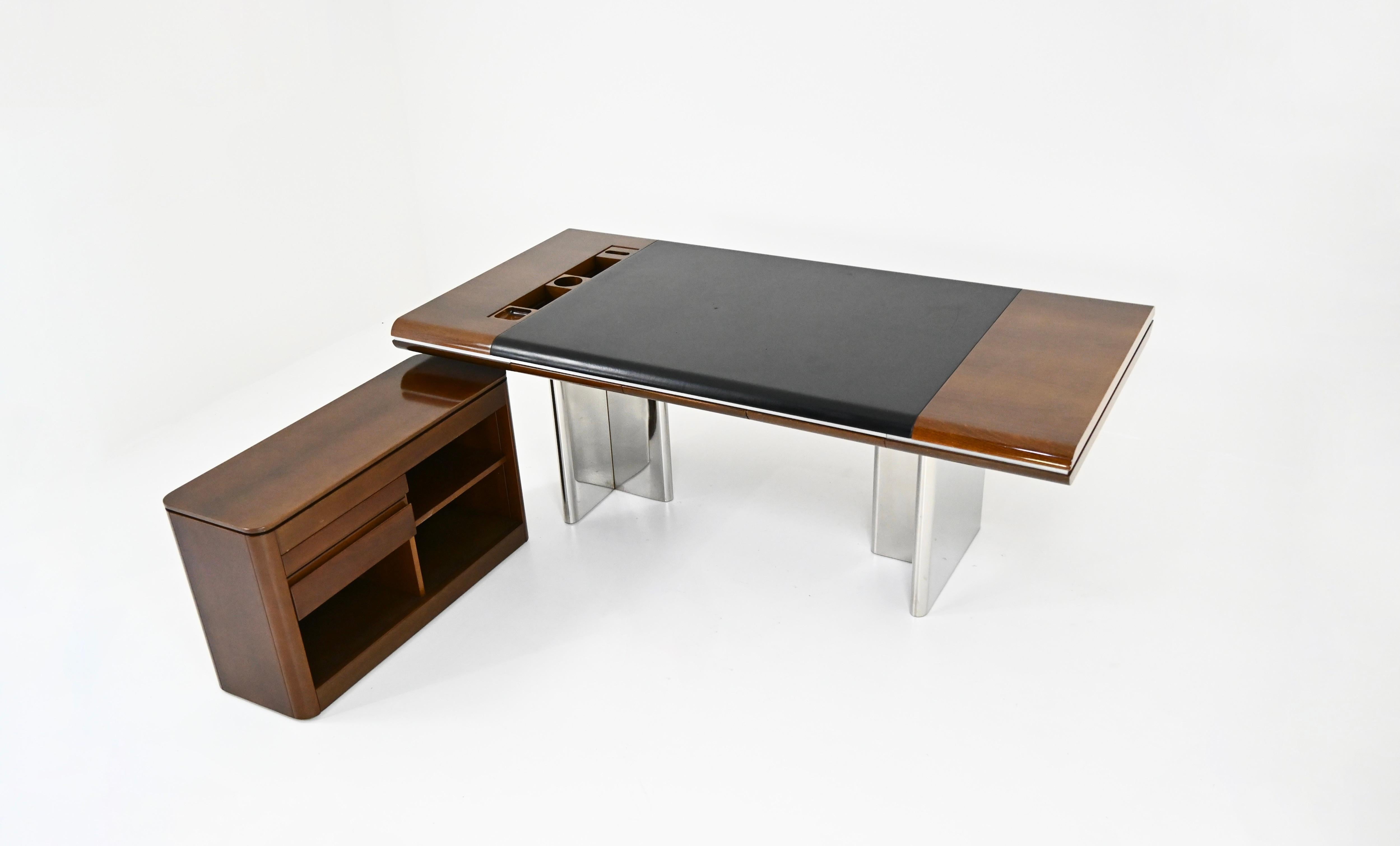 Leather, metal and wood desk with 3 drawers and a sideboard on wheels that can be moved wherever you like. Designed by Hans von Klier in the 70s. Sideboard dimensions: H: 60 cm W:100cm D: 36cm. Wear due to time and age
FOR SHIPPING, REQUEST US FOR