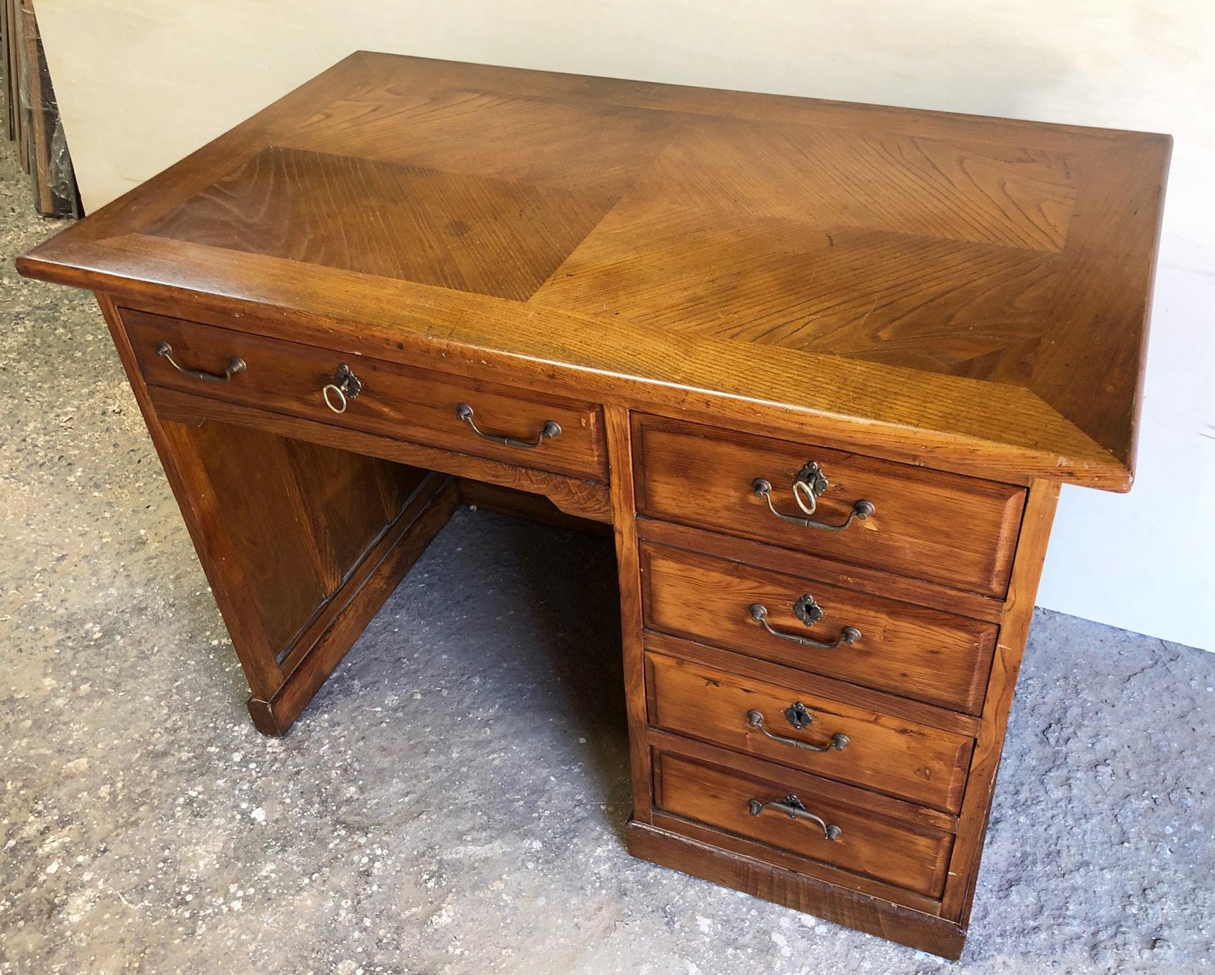 Italian desk, from 1960 in chestnut, honey-colored, with 5 drawers
Nice design with wood in the top
Height for legs from under the drawer 58 cm.
Comes from an old country house in the Lucca area of Tuscany.
As shown in the photographs and videos,