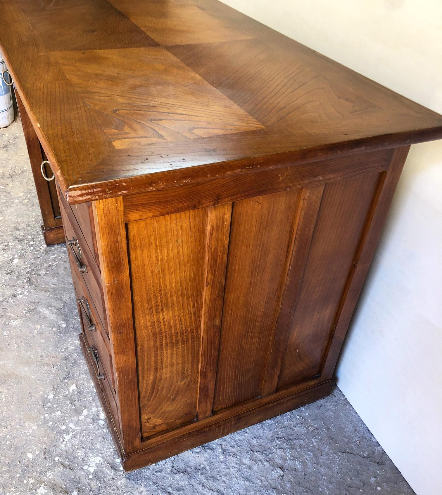 Italian Desk, from 1960 in Chestnut, Honey-Colored, with 5 Drawer In Good Condition For Sale In Buggiano, IT