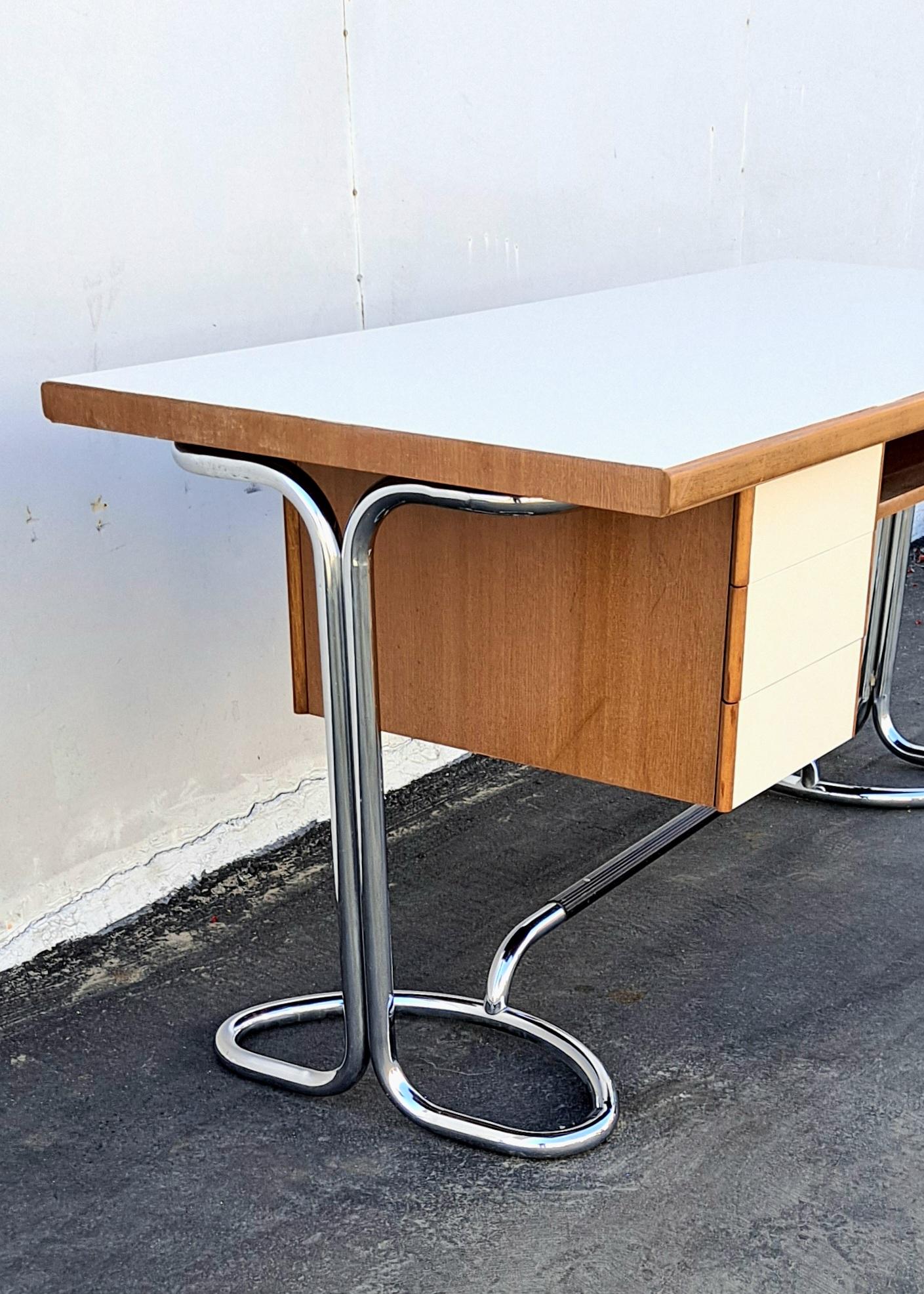 Italian Desk from the 1960s  For Sale 4