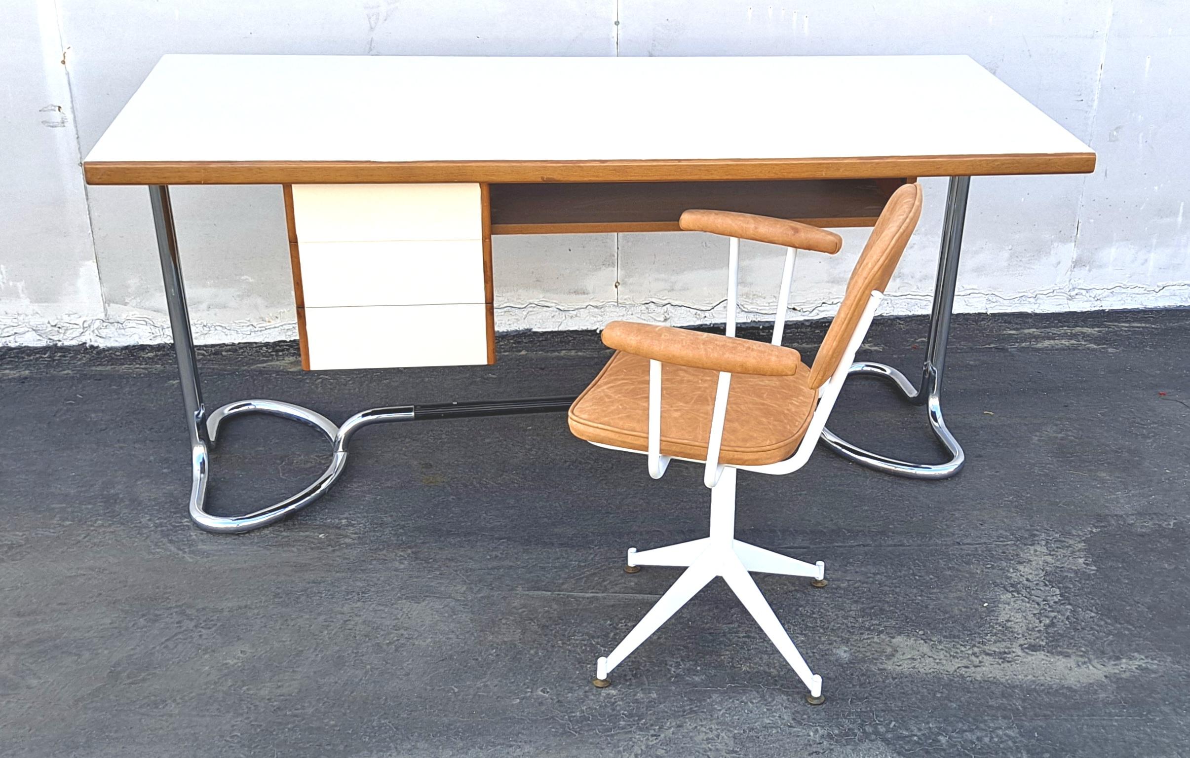 Italian Desk from the 1960s  For Sale 5