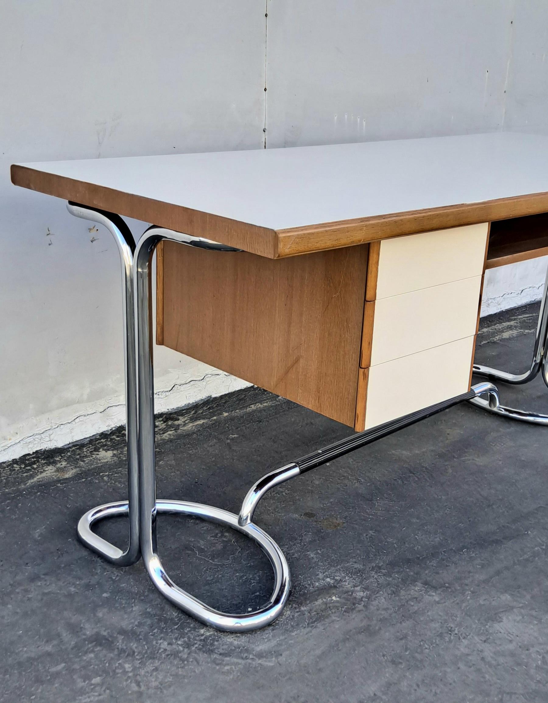 Italian Desk from the 1960s  For Sale 1