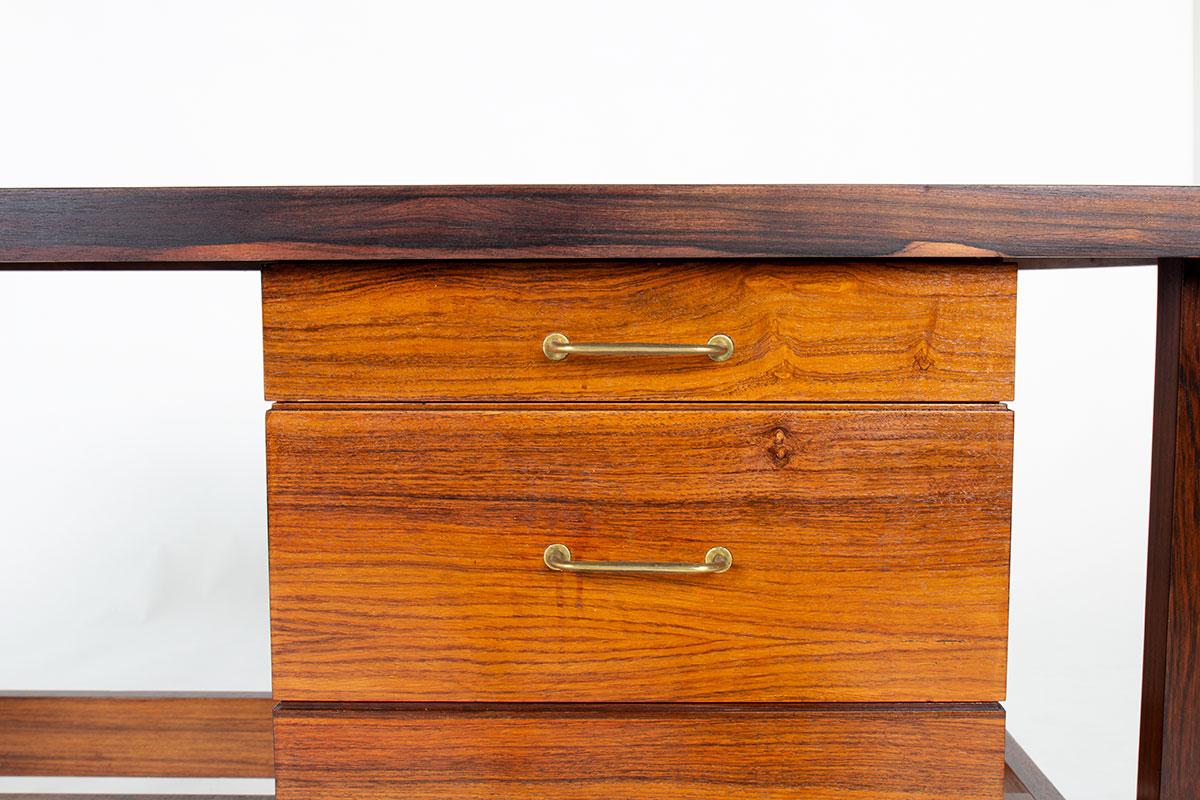 Scrivania italiana in palissandro e ottone 1960 in vendita 5