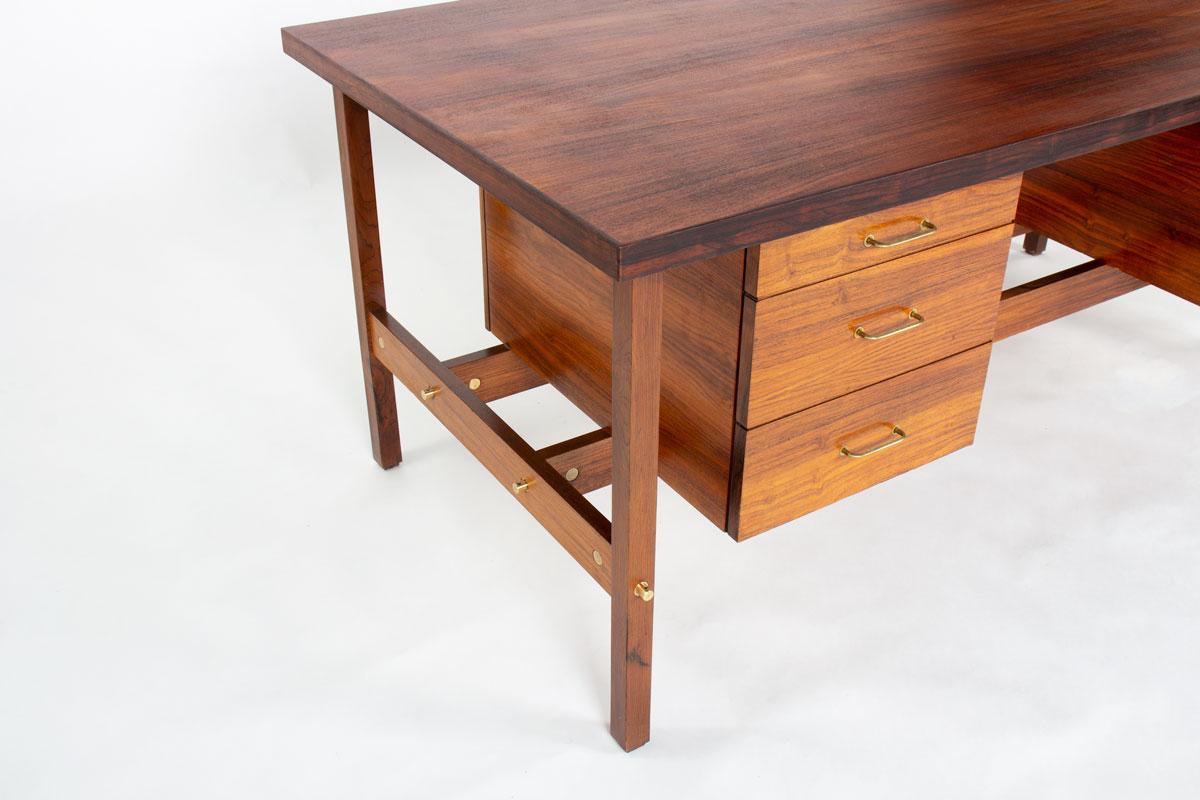 Scrivania italiana in palissandro e ottone 1960 in vendita 1