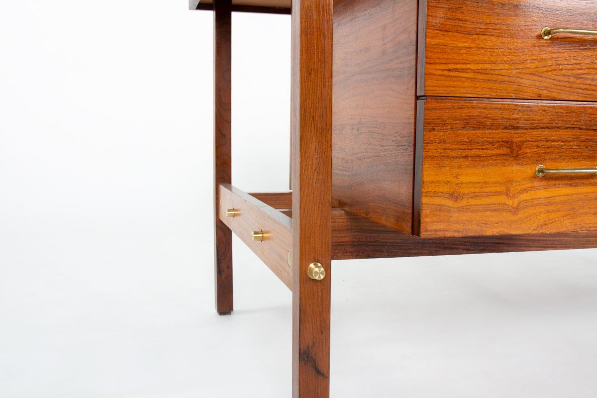 Scrivania italiana in palissandro e ottone 1960 in vendita 3