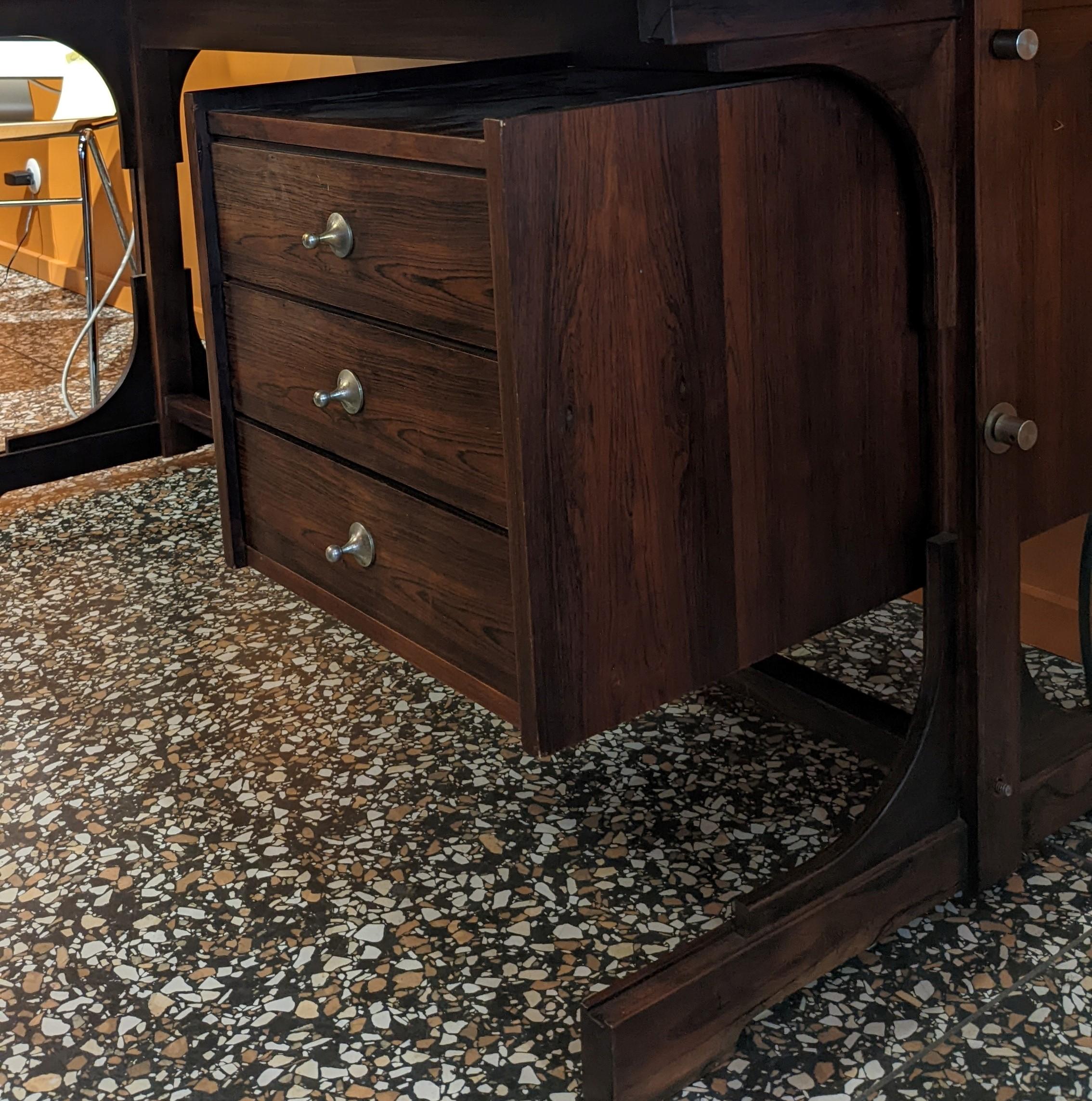 Beautiful Italian Midcentury rosewood writing desk in the style of Gianfranco Frattini. 

This desk is an excellent condition and has three drawers.
Perfect for anyone who is looking for a nice executive.

Measures Depth : 84 cm 
Width : 161