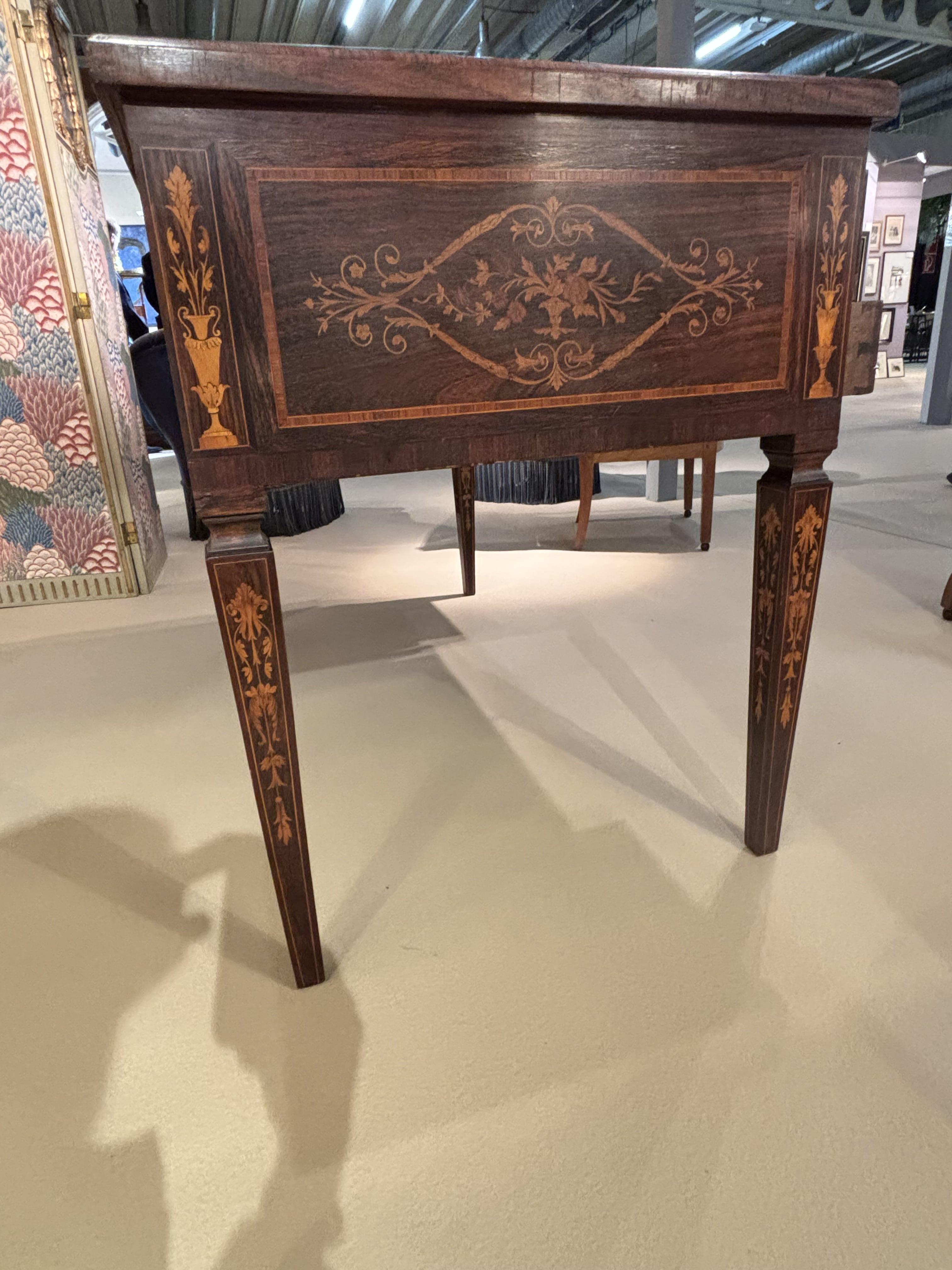 Italian Desk In The Giuseppe Maggiolini Style - 20th Century For Sale 1