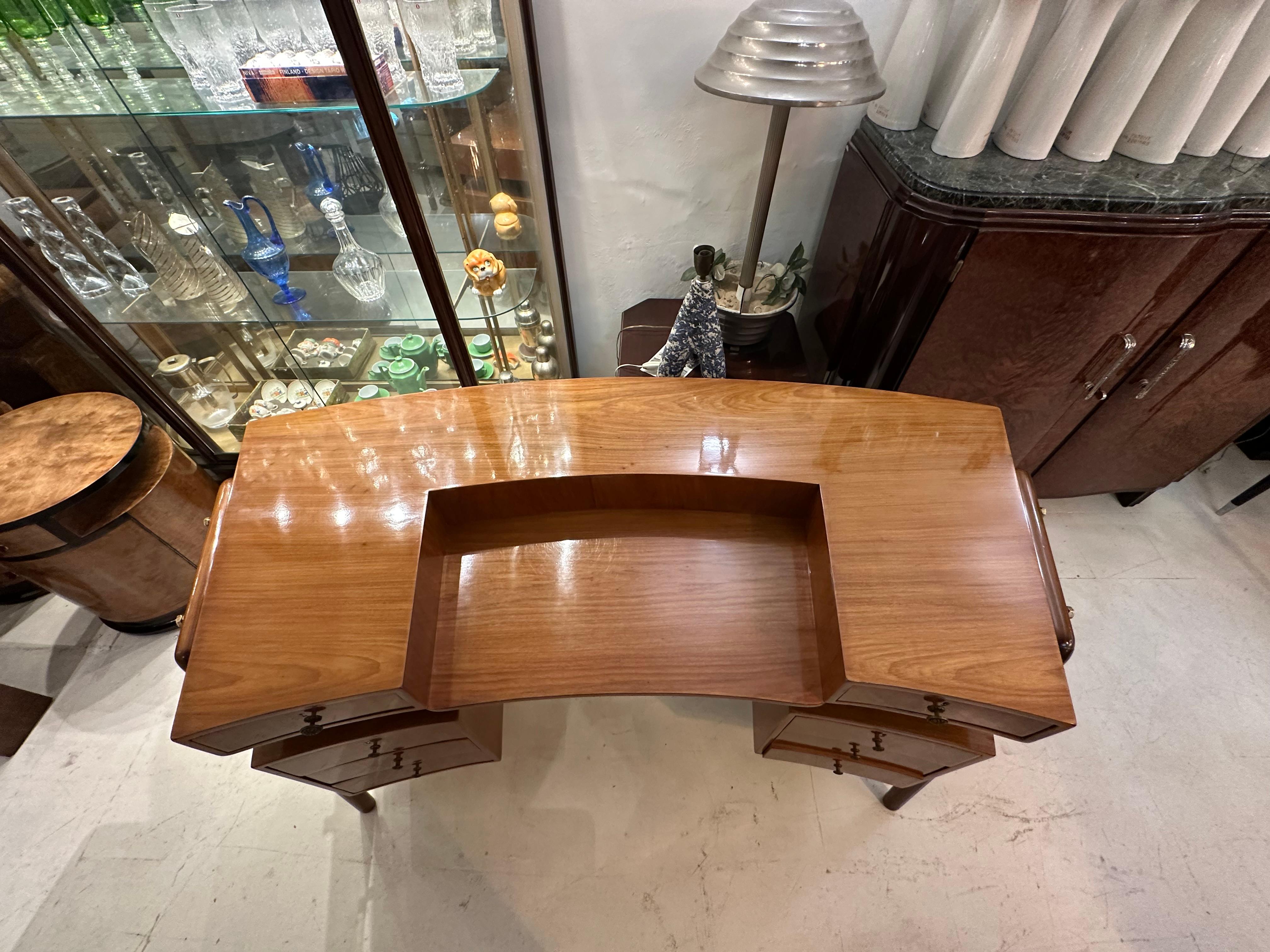 Scrivania italiana in Wood degli anni '70 in vendita 1