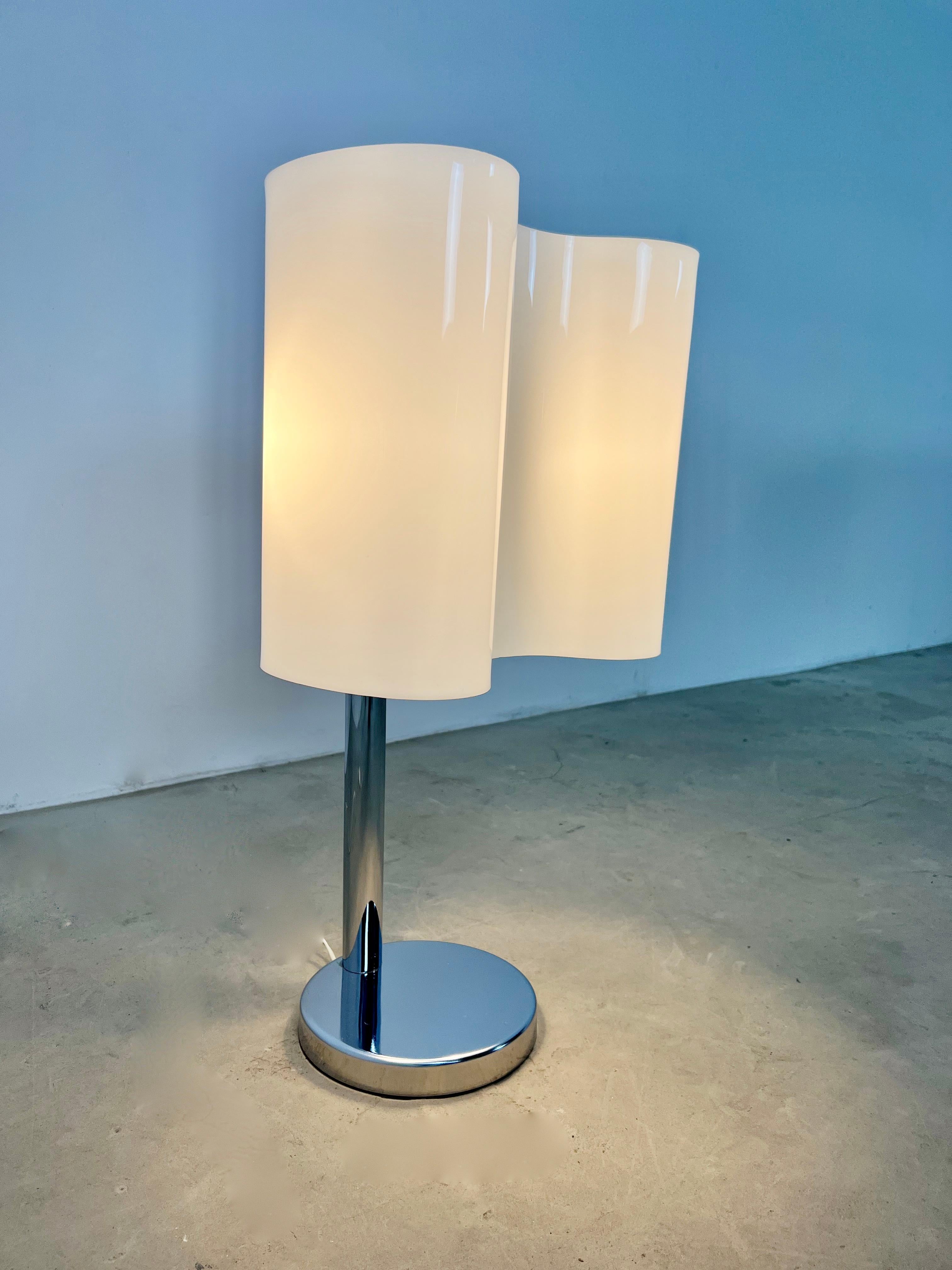 Lampe en métal et plastique de couleur blanche. Usure due au temps et à l'âge de la lampe. Une petite tache à l'intérieur (voir photo).