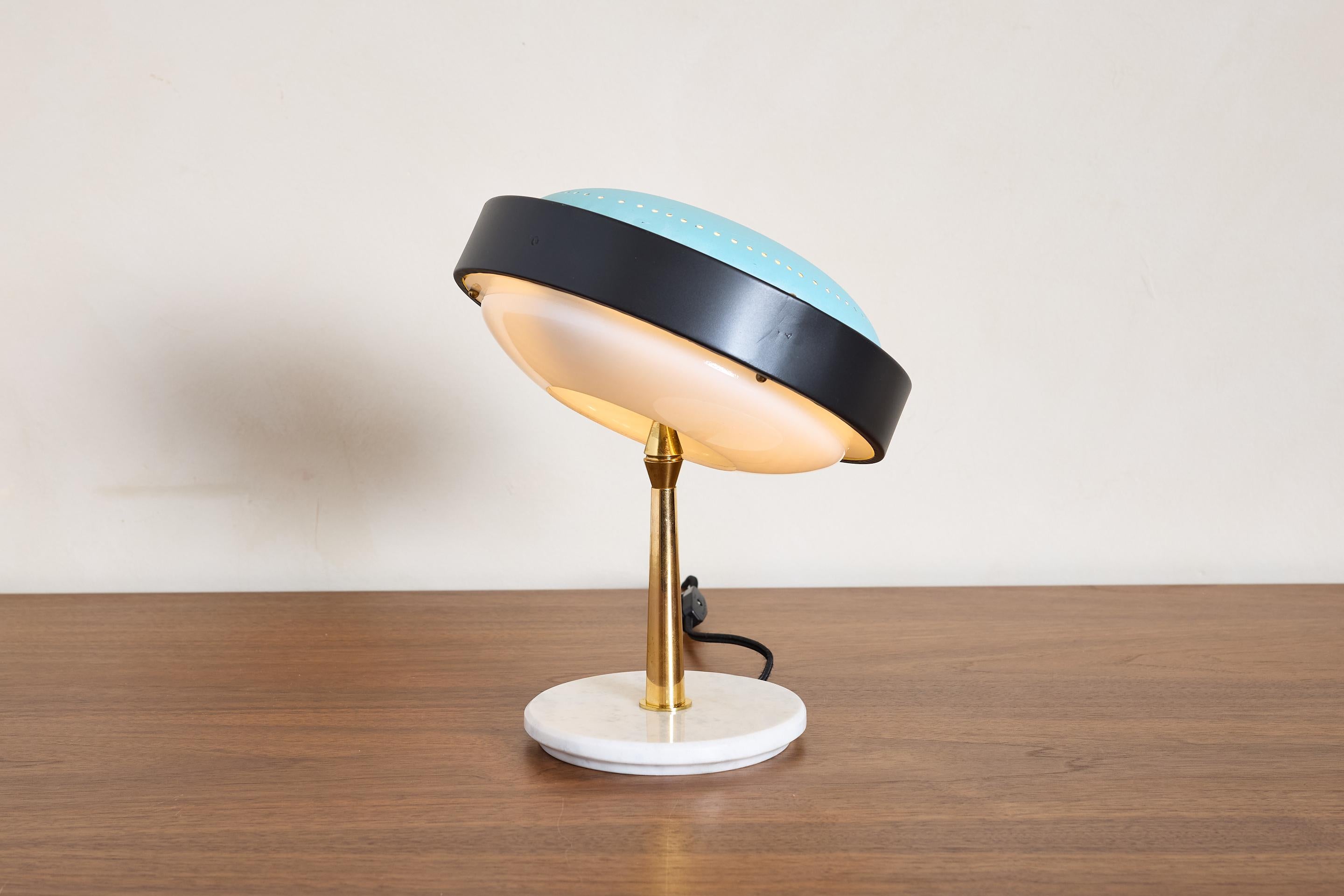 Belle lampe de table italienne de G.C.M.E. Italie, années 1950 

Plateau en métal bleu Tiffany avec bord perforé et fond opalin avec tige en laiton et base en marbre. 

Abat-jour articulé pour changer la Directional de la lumière

Nouveau câblage 