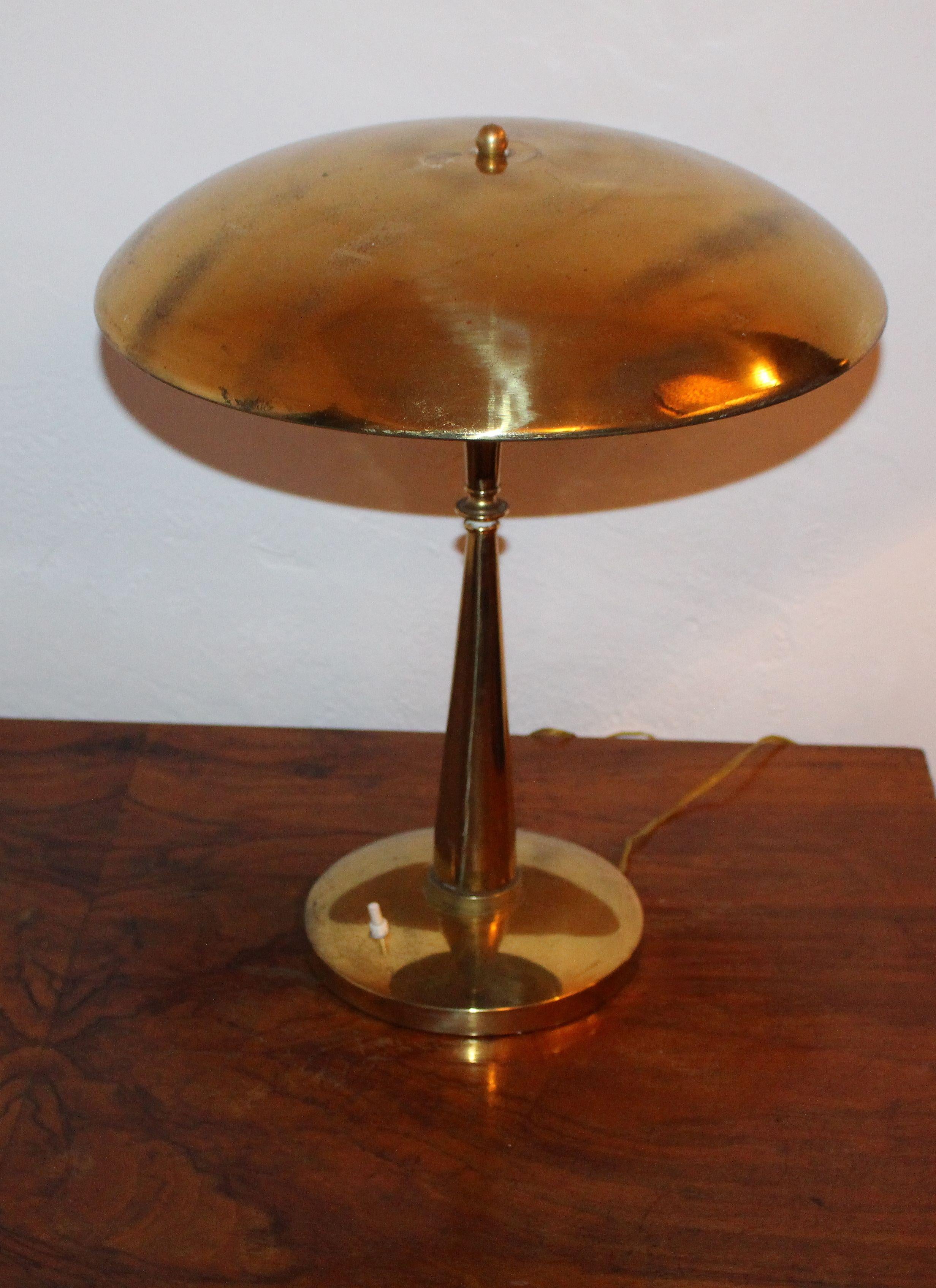 Italian brass table, desk lamp. Bottom base is 7 inches in diameter shade is 18 inch diameter. Glass diffuser under the brass shade.
  