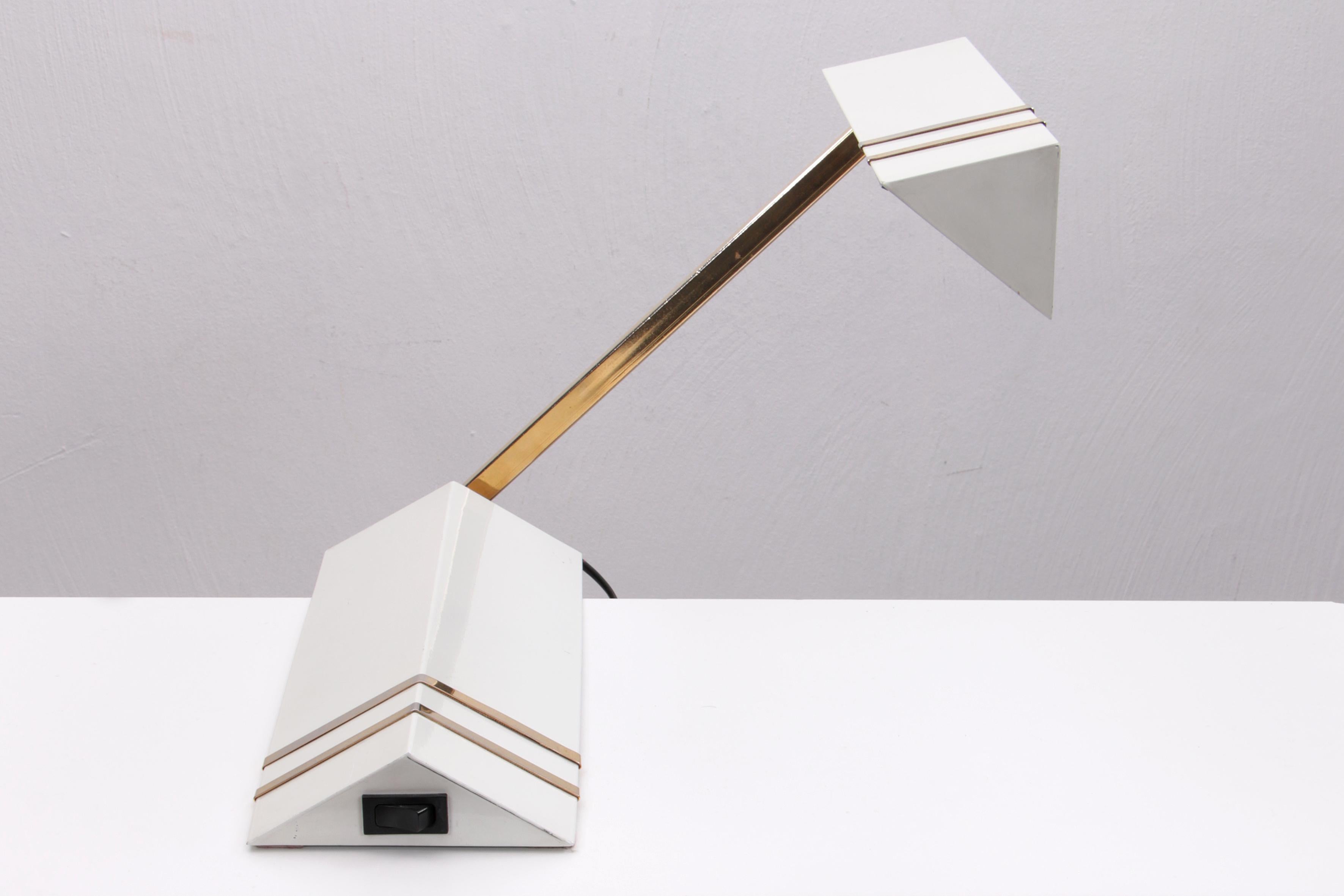 Beautiful white colored desk lamp with brass details.
The base and the shade are made of metal.
There is a switch on the side and the brass rod can also be moved.
Beautiful light through an aluminum reflector in the hood.
Sustainable: