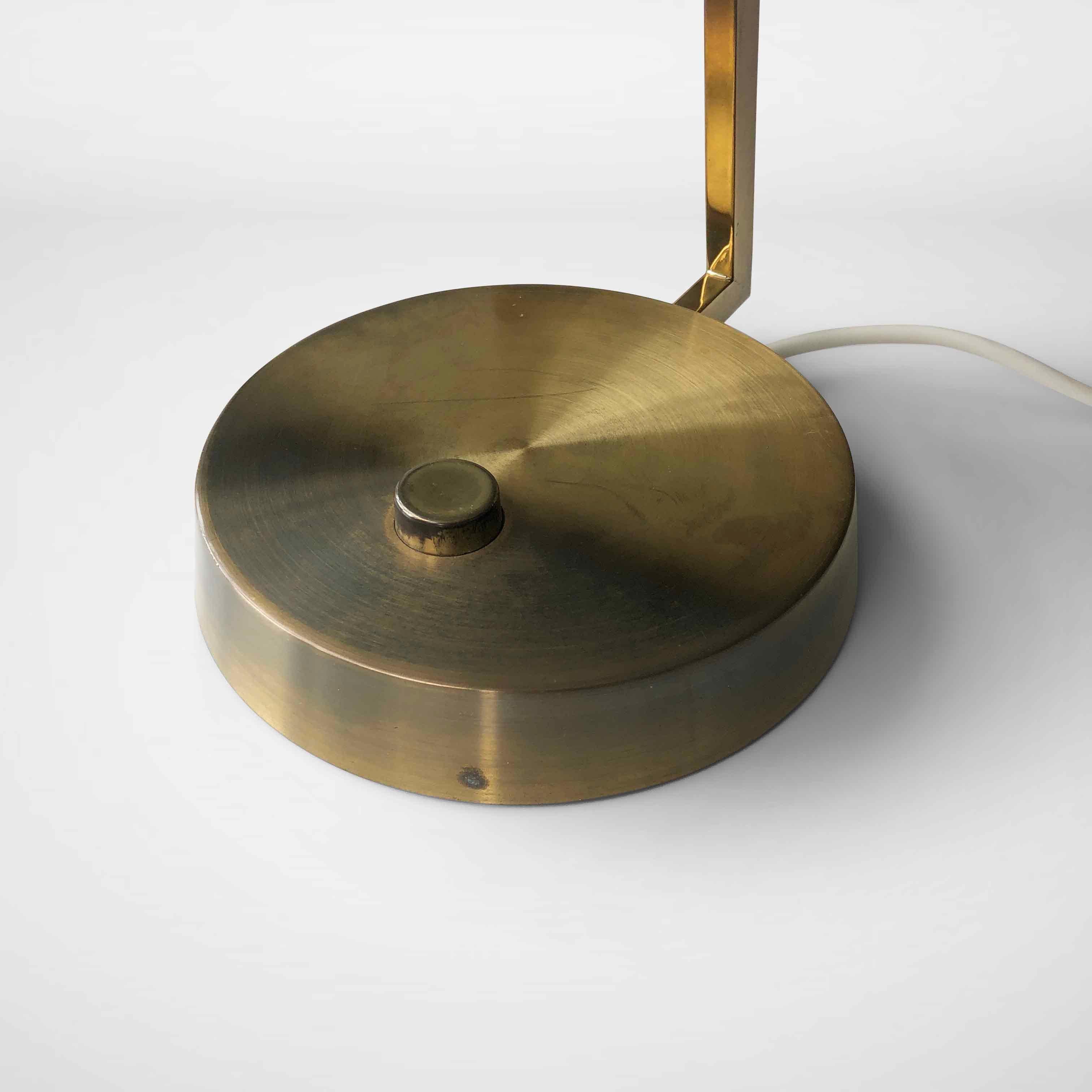 Laiton Lampe de bureau ou lampe de table italienne par Stilux, Milano en vente