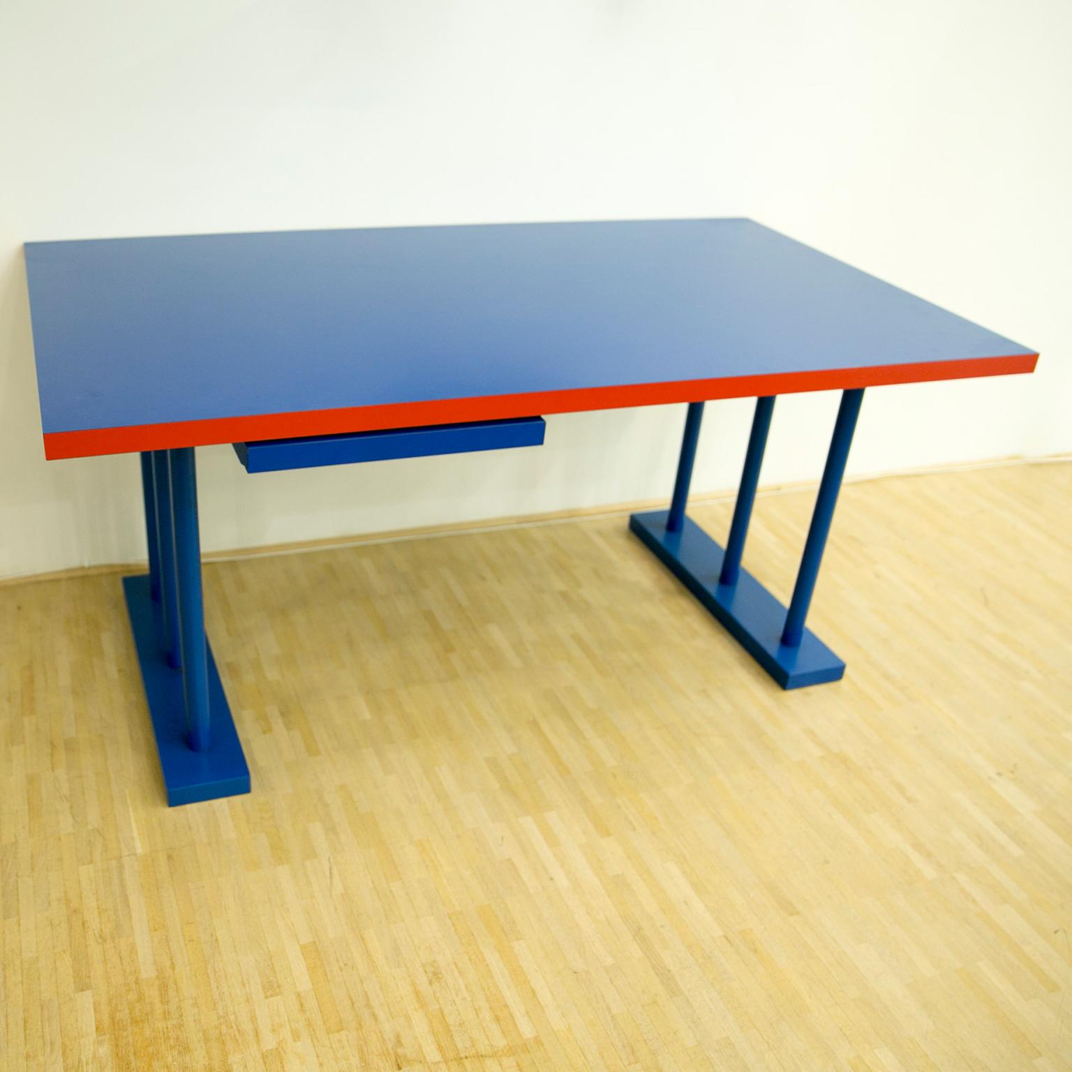 Impressive Italian desk by an unknown designer from the early nineties in electric blue and deep red. Memphis style with a minimalistic touch.
Measures: W 160 cm x D 90 cm x H 74 cm.