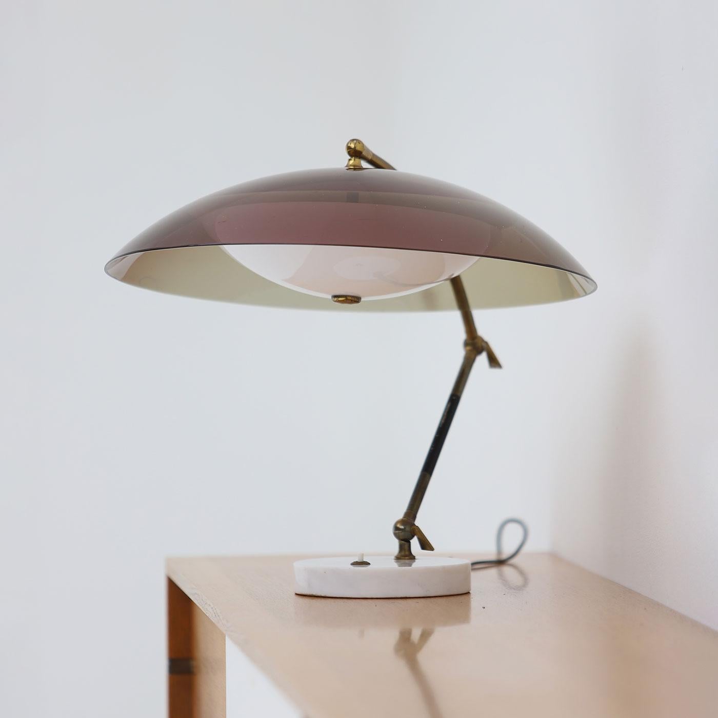 Tischleuchte von Stilux Milano aus den 1960er Jahren in Italien. Die Leuchte hat einen Marmorsockel, einen Messingarm und einen rosa Plexiglasschirm mit Farbverlauf. Die Lampe ist in gutem Vintage-Zustand mit Alters- und Gebrauchsspuren. Es sind