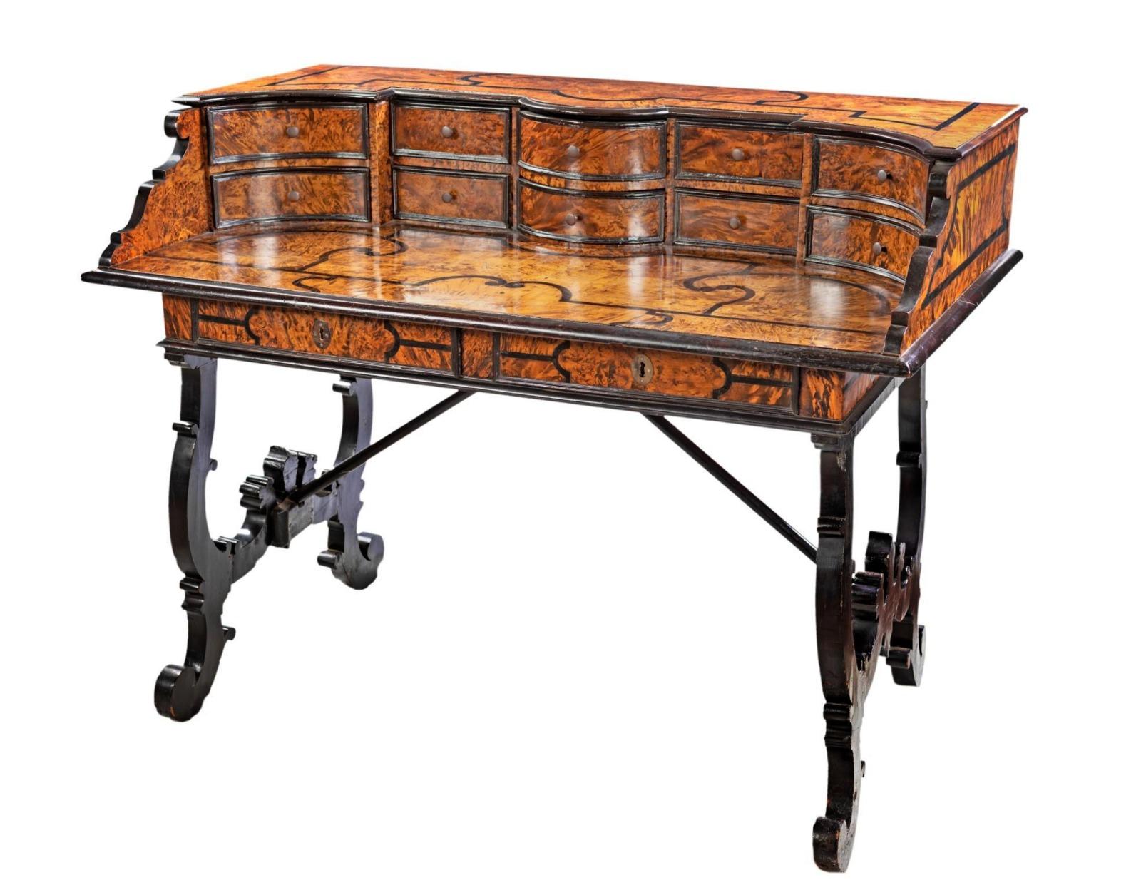 Baroque Italian Desk Veneered in Walnut Briar, Lombardy, 17th Century