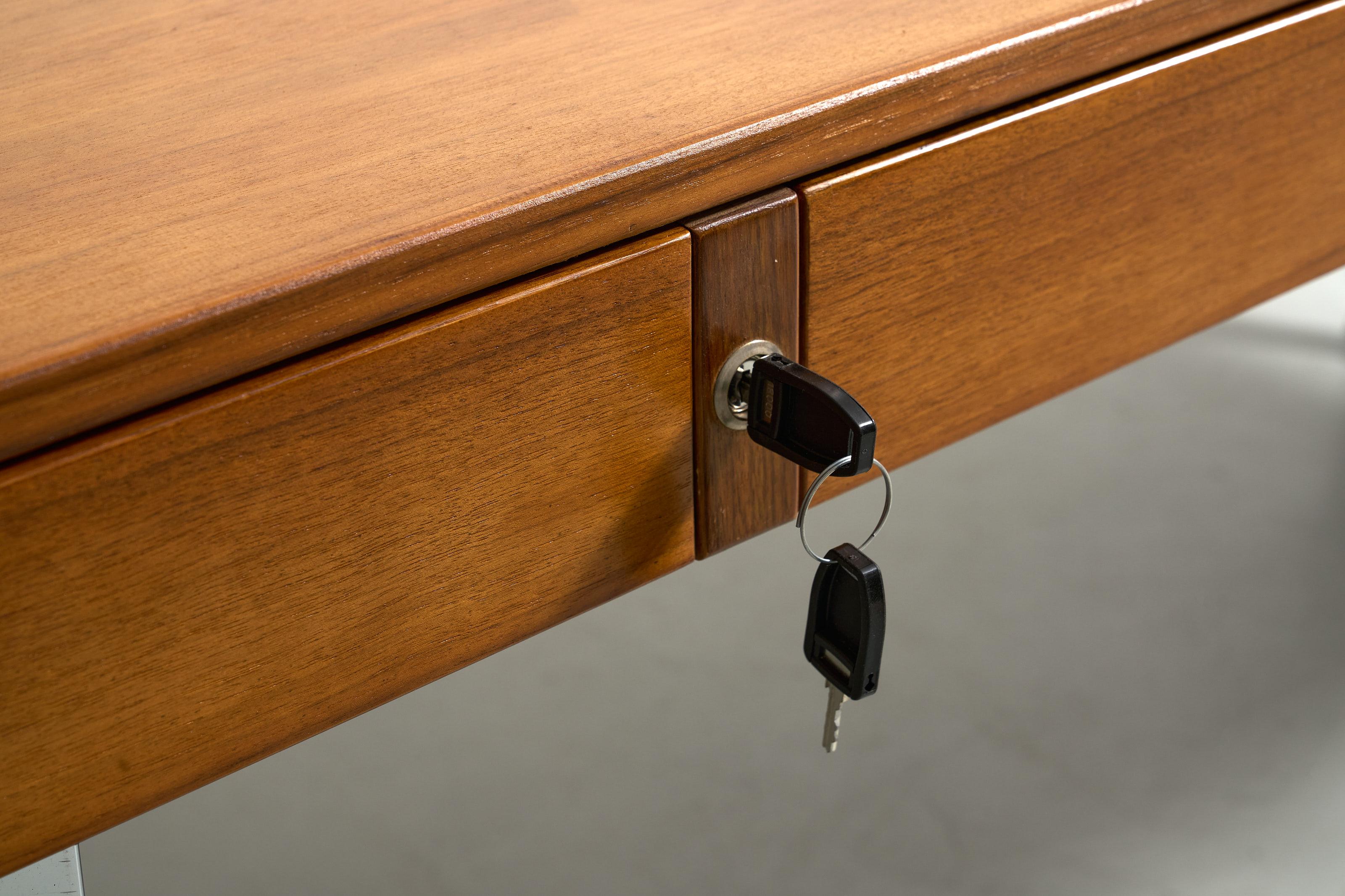 Italian desk with 4 drawers on chromed base 10