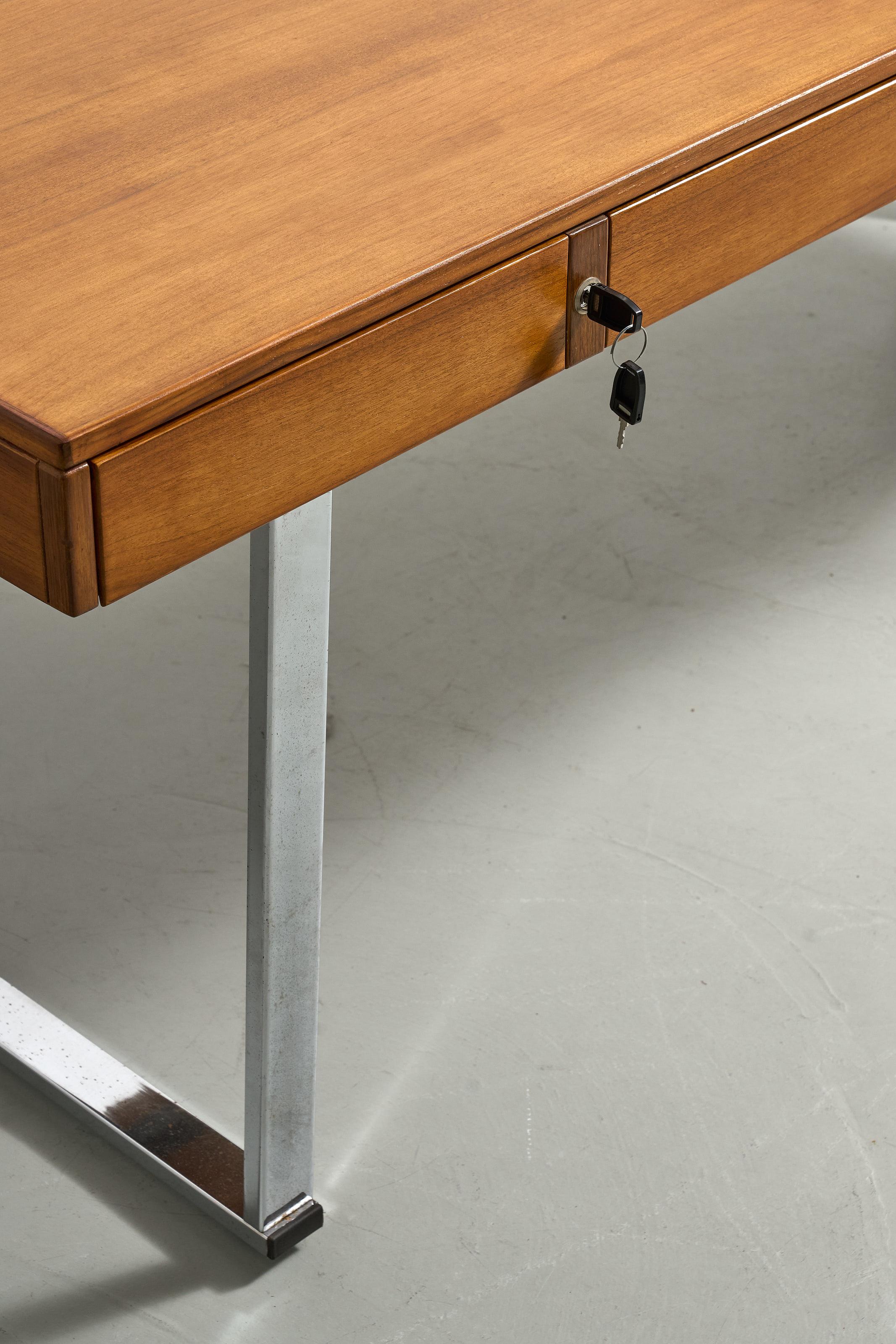 Italian desk with 4 drawers on chromed base 11