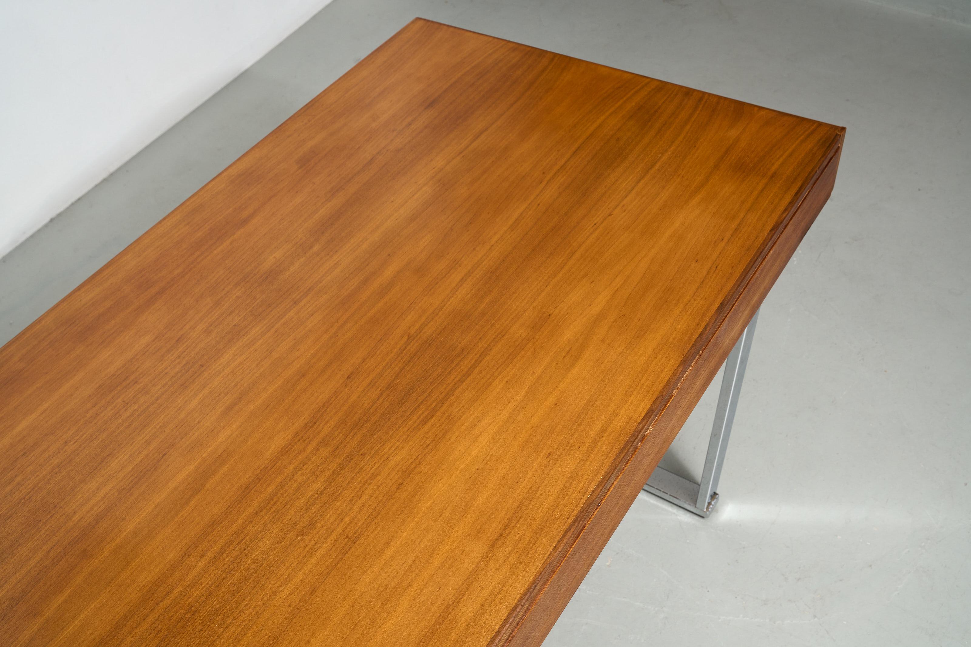 Italian desk with 4 drawers on chromed base In Good Condition In Brussel, BE