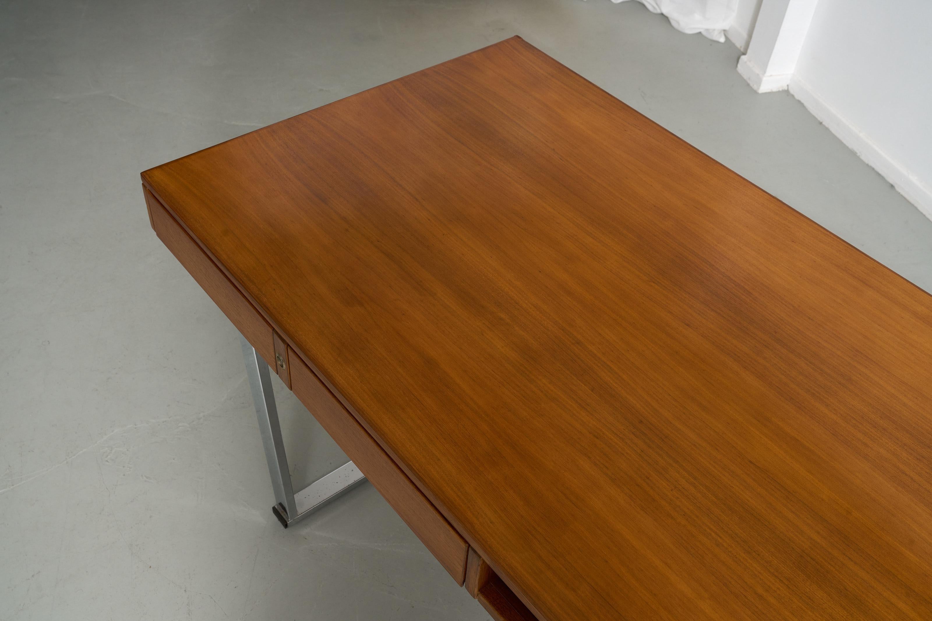 Italian desk with 4 drawers on chromed base 3